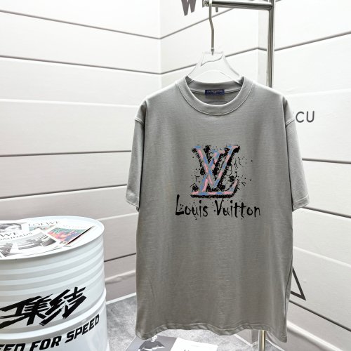 Louis Vuitton 2025 Spring/Summer Runway LV Logo Print Short Sleeve T-Shirt 1 Louis Vuitton 2025 Spring/Summer Runway LV Logo Print Short Sleeve T-Shirt