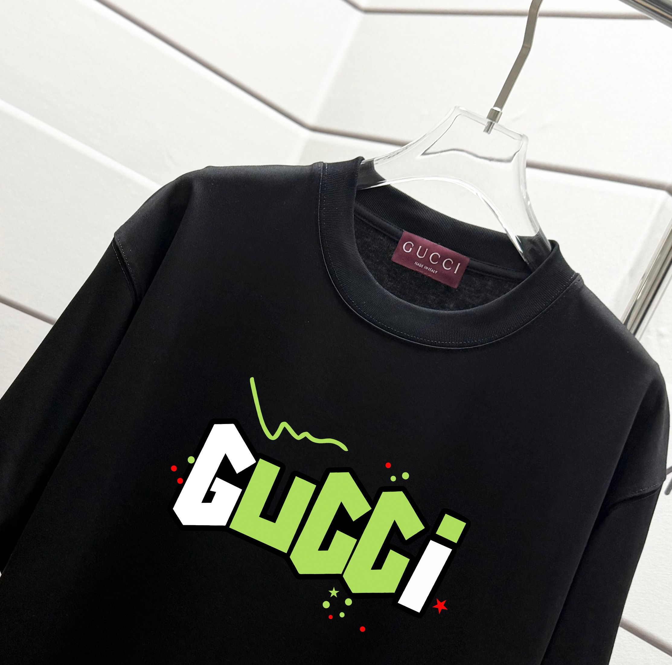 #💰110 GUCCI 古驰 2025ss 春夏新品
原版面料 官方同款 短袖T恤
定制280 克同缸染面料  手感舒适 
春夏最新砖柜同步  时尚又个性  超级百搭              
男女同款  人手必备
吊牌 领标 水洗麦 三标齐全
颜色: 黑色 杏色 白色  安哥拉红 藏青蓝
尺码：XS  S  M  L