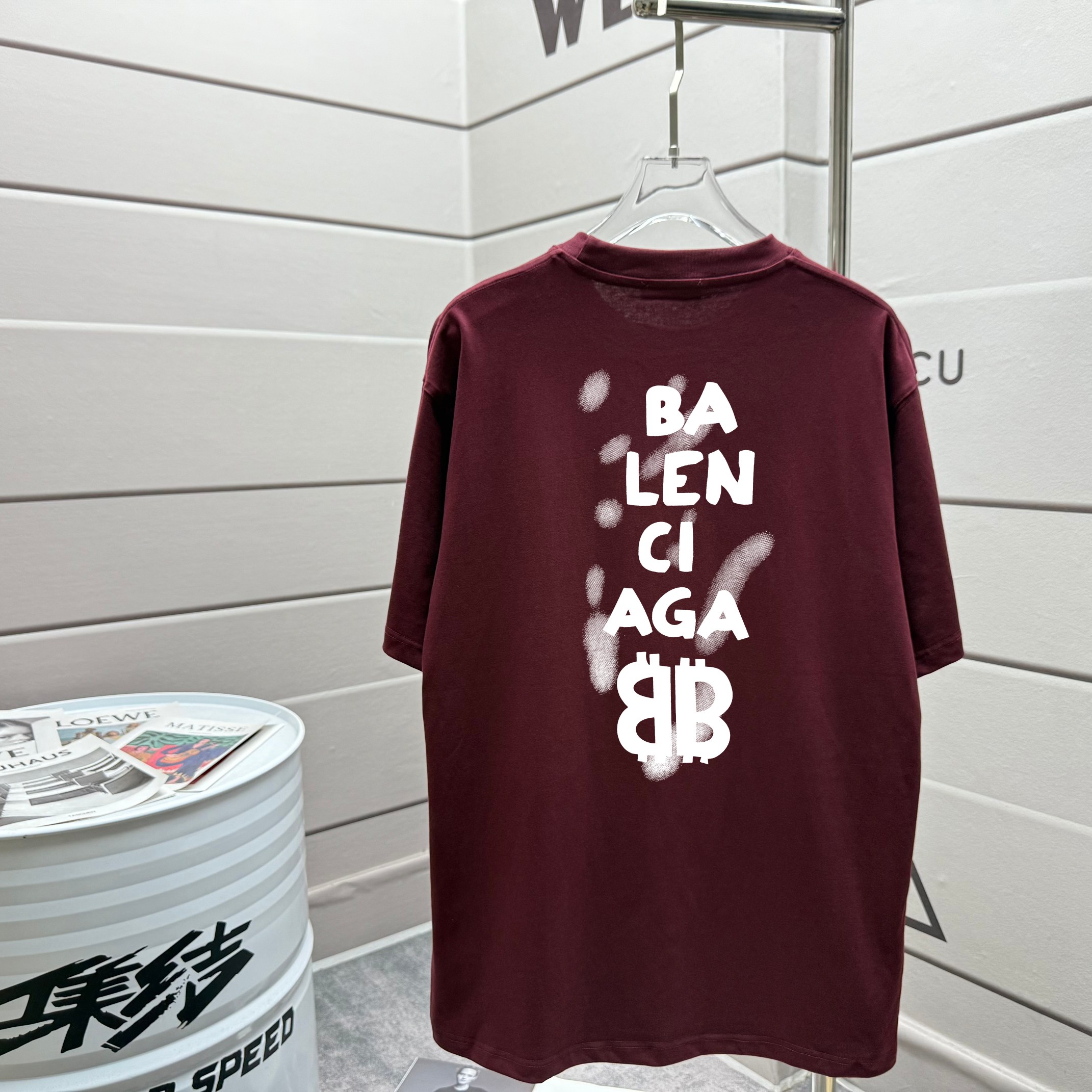 #💰110 高品质  巴黎世家 Balenciaga 走秀款2025ss春夏上新 重磅推出280克重高密度面料短袖t恤
采用进口定染面料 宽松休闲OS落肩版型
上身效果超绝  男女同款
颜色：黑色 白色 安哥拉红 藏青蓝
SIZE：XS S M L