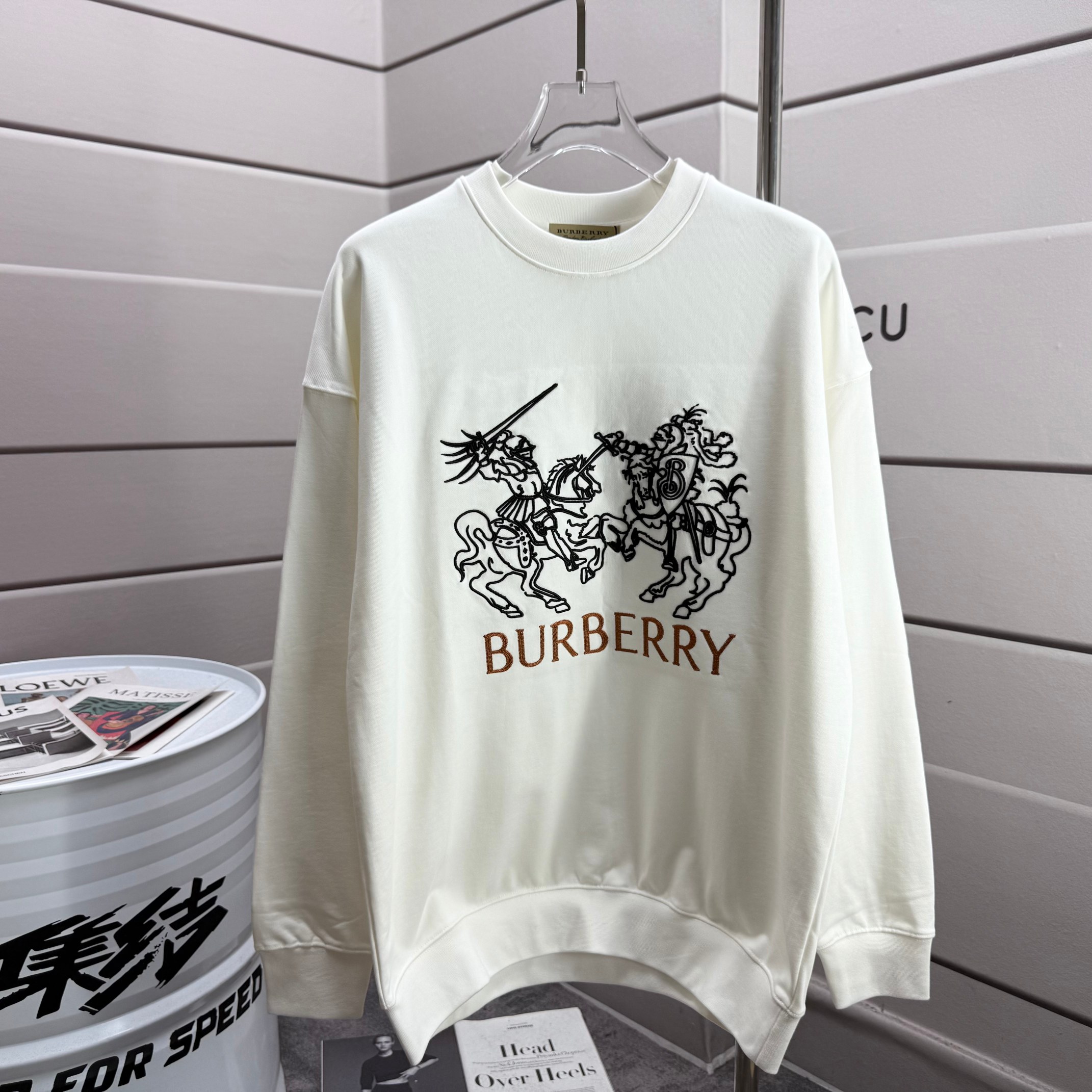 PJCY ＃💰255   Burberry 巴宝利秋冬新款定制430克双纱面料 圆领长袖卫衣  胸前马术刺绣工艺 战马logo经典精致升级，高端版本！男女同款宽松版 
尺码： S  （90-130斤）
          M  （120-150斤）
          L   （140-165斤）
         XL  （160-180斤） 
         XXL （180-210斤）
颜色：黑色   白色
