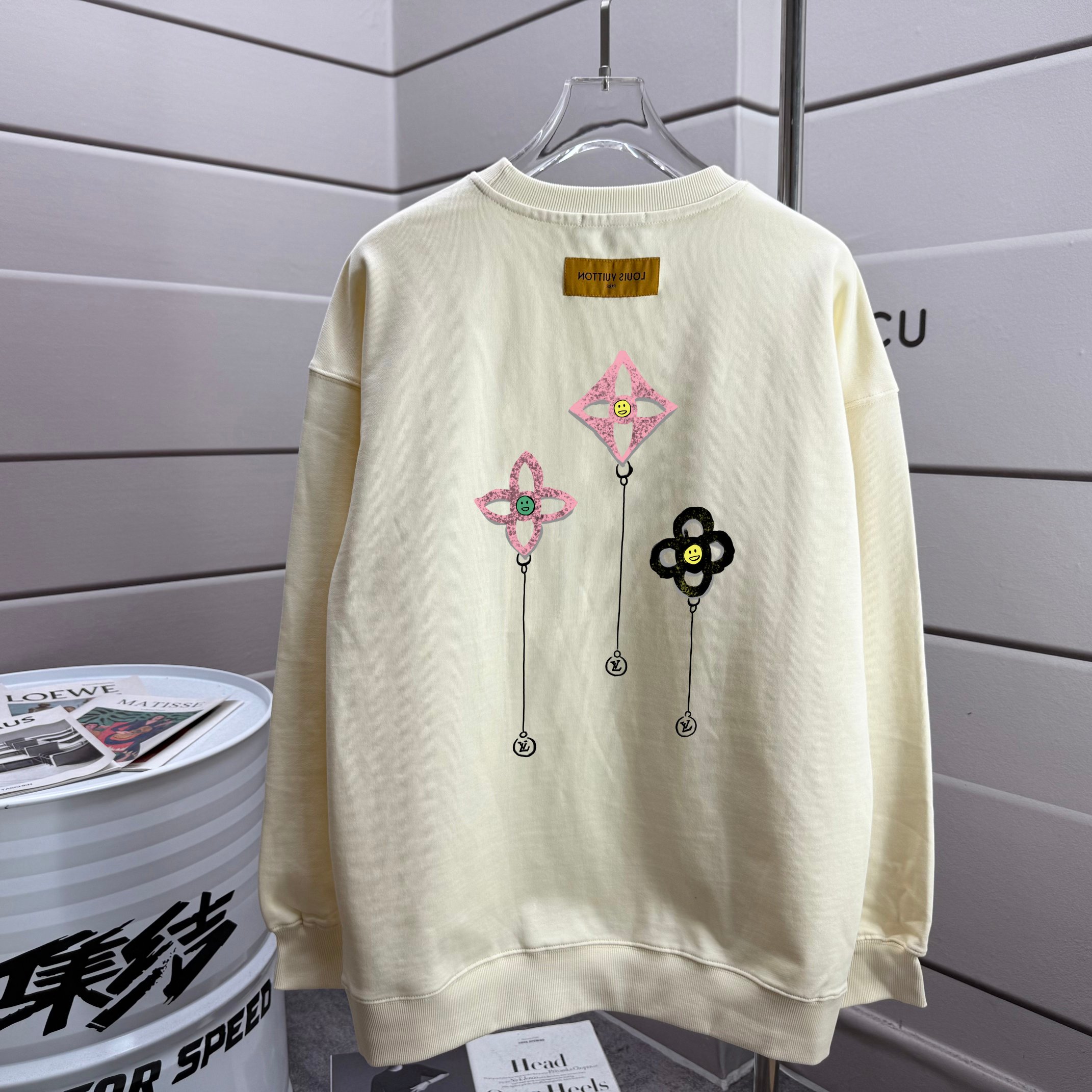 PJCY # LOUIS VUITTON 路易威登 2025ss Lv大师设计潮牌新品印花圆领卫衣 秋冬最新砖柜同步 宽松版型 时尚又个性 超级百搭好看的一款 男女都非常合适 人手必备款 吊牌 领标 水洗麦 三标齐全 颜色: 白色 黑色 杏色