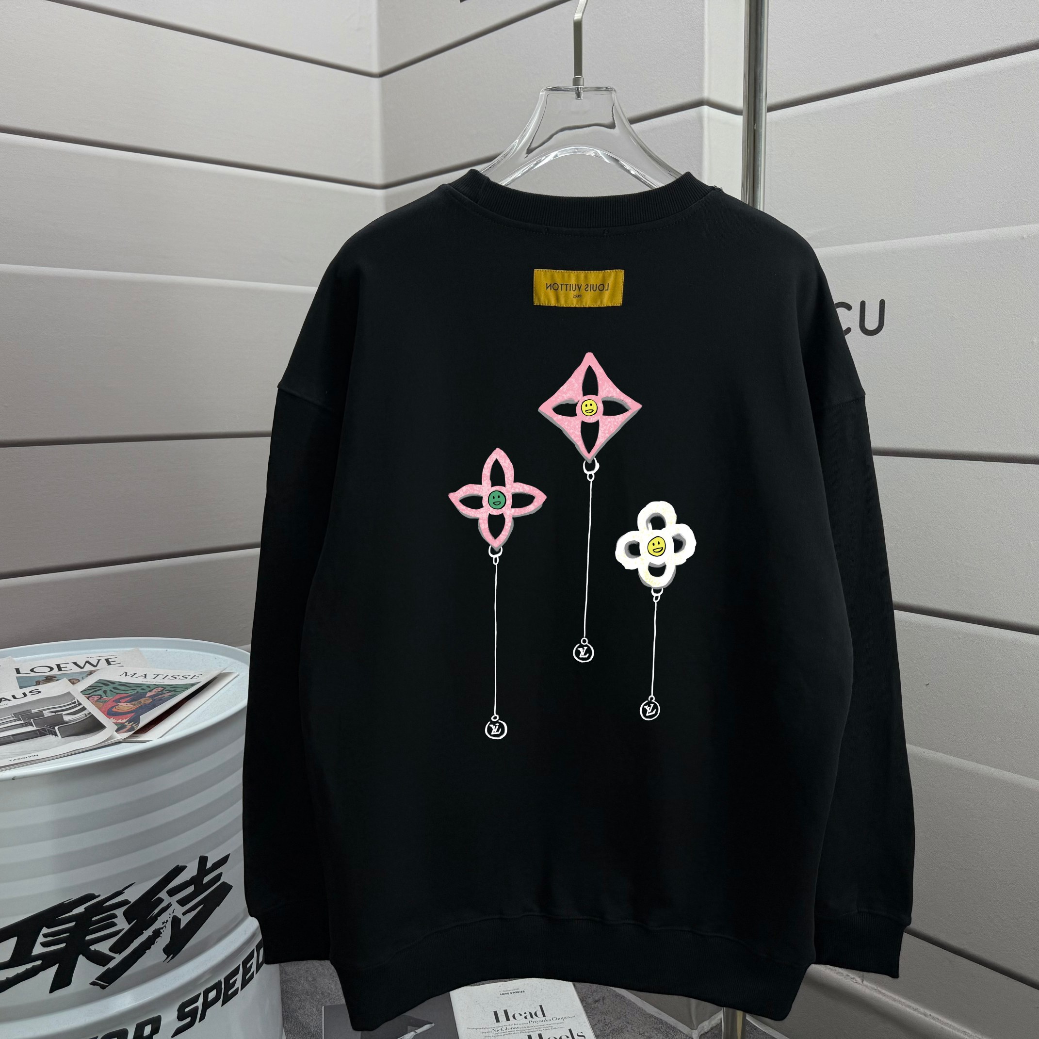 PJCY # LOUIS VUITTON 路易威登 2025ss Lv大师设计潮牌新品印花圆领卫衣 秋冬最新砖柜同步 宽松版型 时尚又个性 超级百搭好看的一款 男女都非常合适 人手必备款 吊牌 领标 水洗麦 三标齐全 颜色: 白色 黑色 杏色