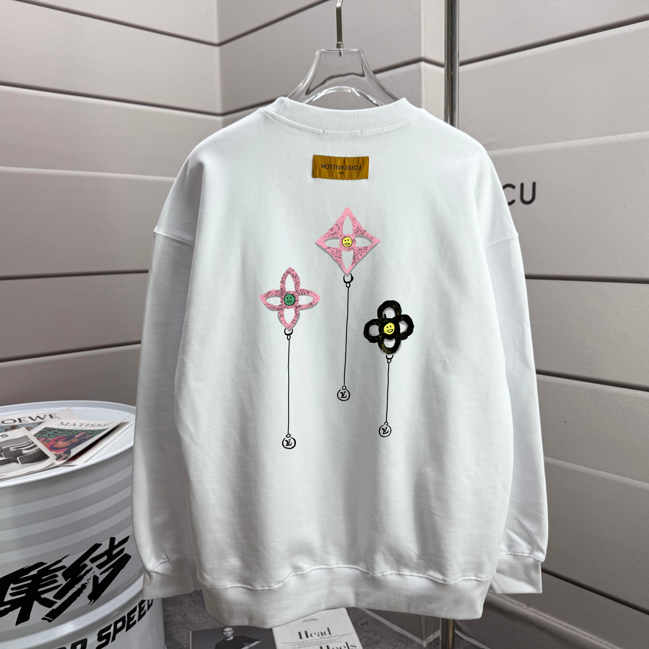 PJCY # LOUIS VUITTON 路易威登 2025ss Lv大师设计潮牌新品印花圆领卫衣 秋冬最新砖柜同步 宽松版型 时尚又个性 超级百搭好看的一款 男女都非常合适 人手必备款 吊牌 领标 水洗麦 三标齐全 颜色: 白色 黑色 杏色