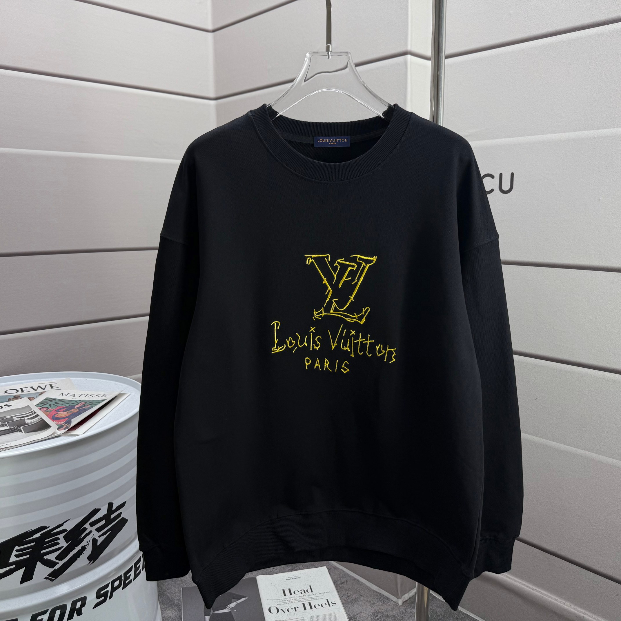 PJCY LOUIS VUITTON 路易威登 2025ss Lv潮牌新品刺绣工艺 圆领卫衣 秋冬最新砖柜同步 宽松版型 时尚又个性 超级百搭好看的一款 男女都非常合适 人手必备款 吊牌 领标 水洗麦 三标齐全 颜色: 白色 黑色