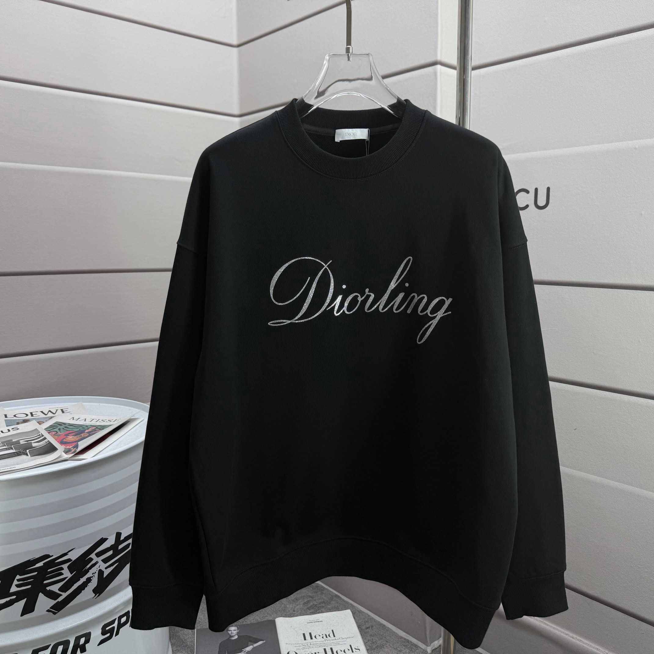 PJCY Dio* 克里斯蒂迪奥 2025早秋冬新款 经典字母洒金硅胶工艺 简约大方 定制毛圈面料 长袖圆领卫衣 男女同款
颜色：黑色 白色 尺码： S （90-130斤） M （120-150斤） L （140-165斤） XL （160-180斤） XXL （180-210斤）