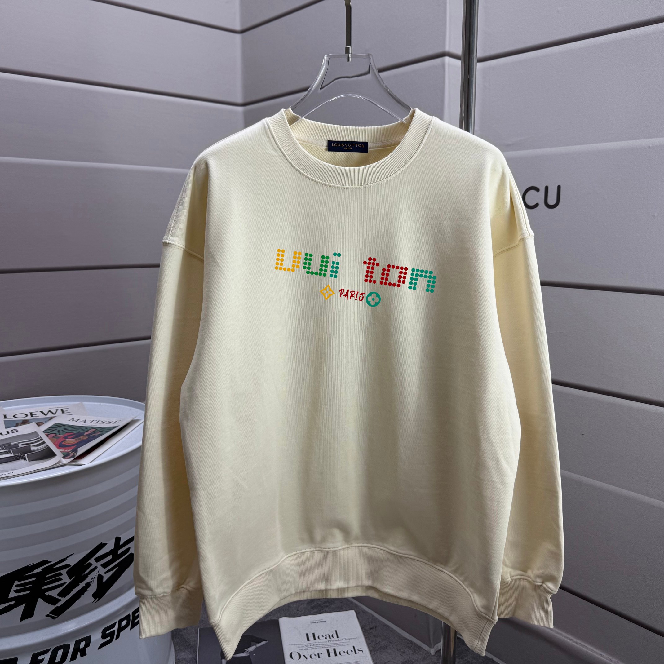 PJCY LOUIS VUITTON 路易威登 2025ss Lv大师设计潮牌新品印花圆领卫衣 秋冬最新砖柜同步 宽松版型 时尚又个性 超级百搭好看的一款 男女都非常合适 人手必备款 吊牌 领标 水洗麦 三标齐全 颜色: 白色 黑色 杏色