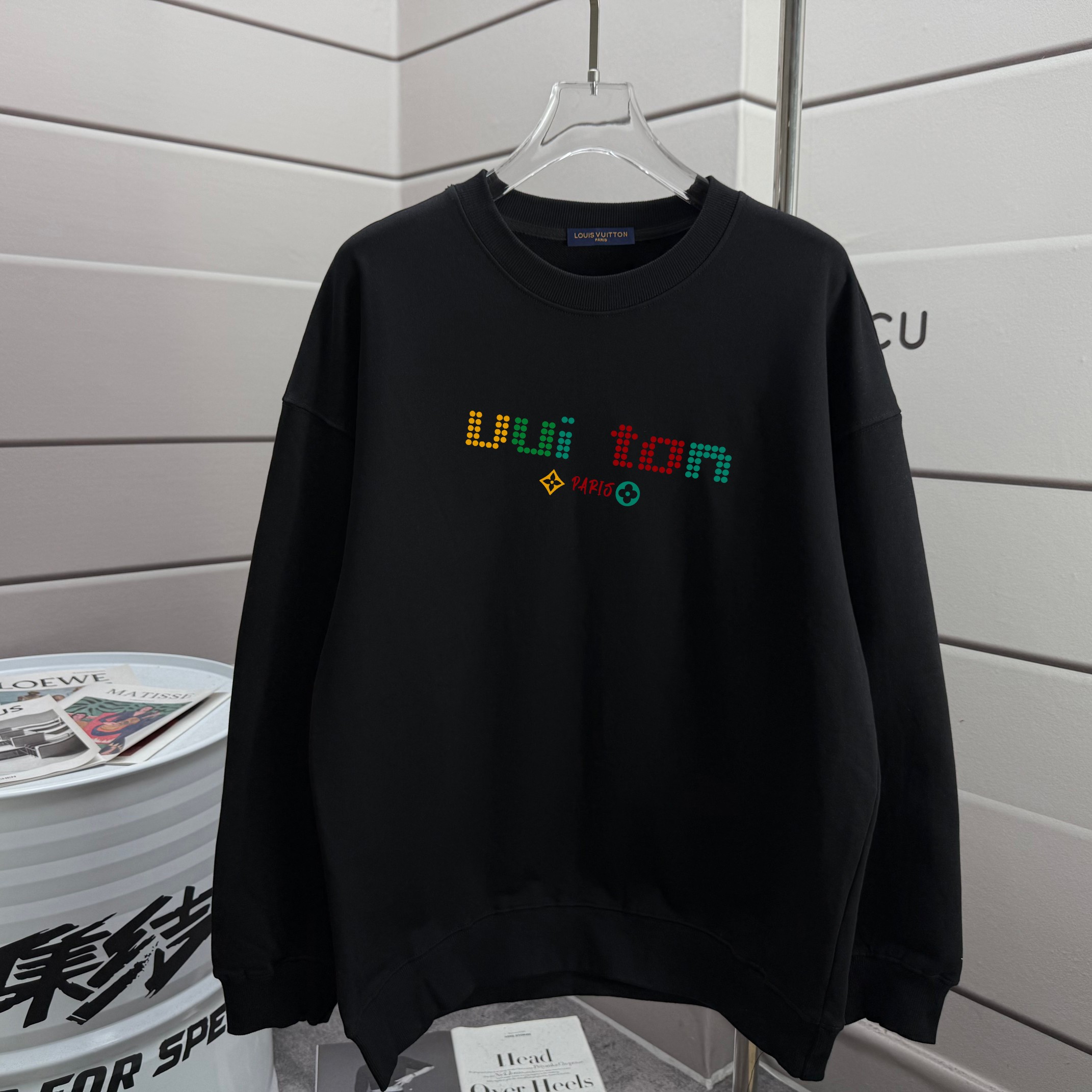 PJCY LOUIS VUITTON 路易威登 2025ss Lv大师设计潮牌新品印花圆领卫衣 秋冬最新砖柜同步 宽松版型 时尚又个性 超级百搭好看的一款 男女都非常合适 人手必备款 吊牌 领标 水洗麦 三标齐全 颜色: 白色 黑色 杏色