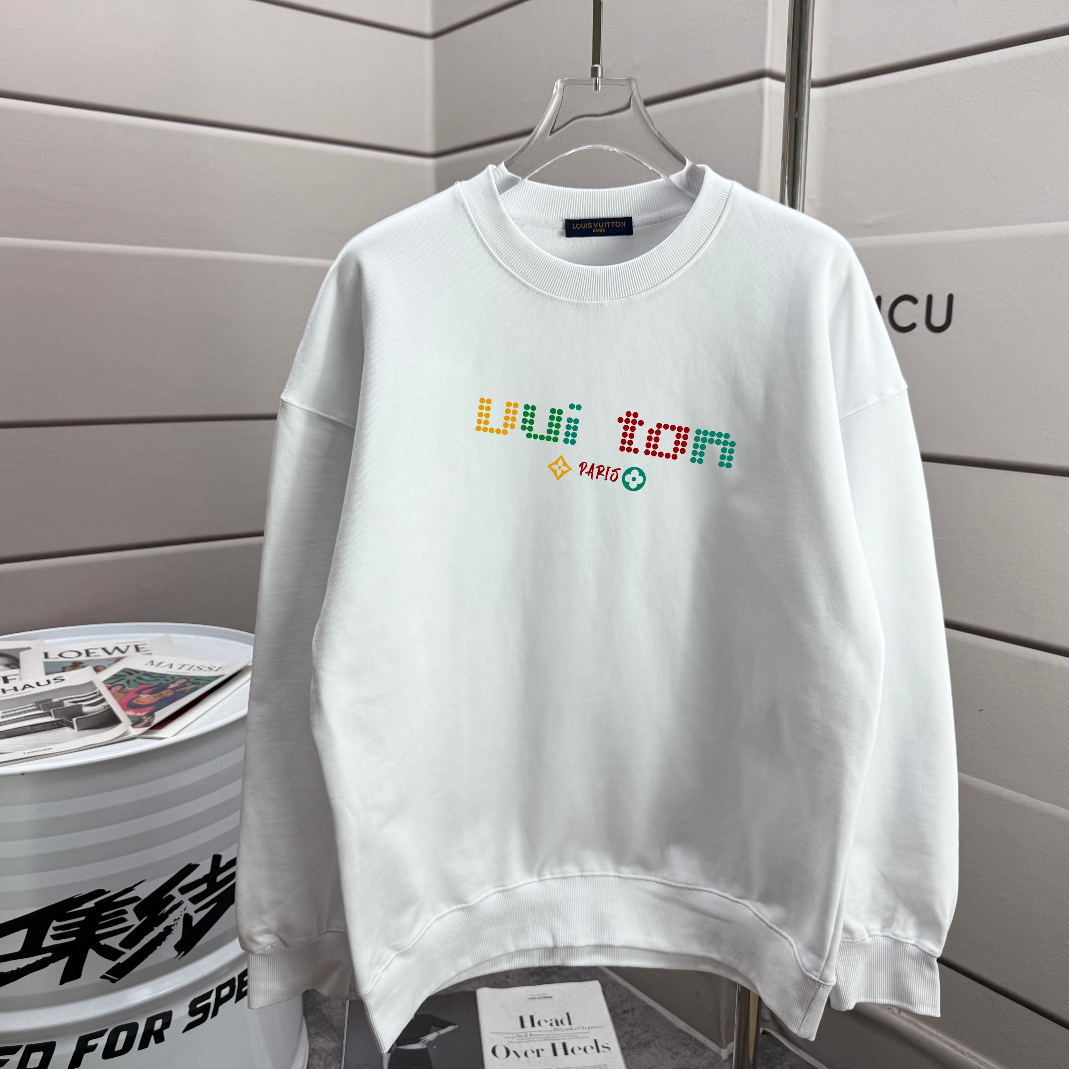 PJCY LOUIS VUITTON 路易威登 2025ss Lv大师设计潮牌新品印花圆领卫衣 秋冬最新砖柜同步 宽松版型 时尚又个性 超级百搭好看的一款 男女都非常合适 人手必备款 吊牌 领标 水洗麦 三标齐全 颜色: 白色 黑色 杏色