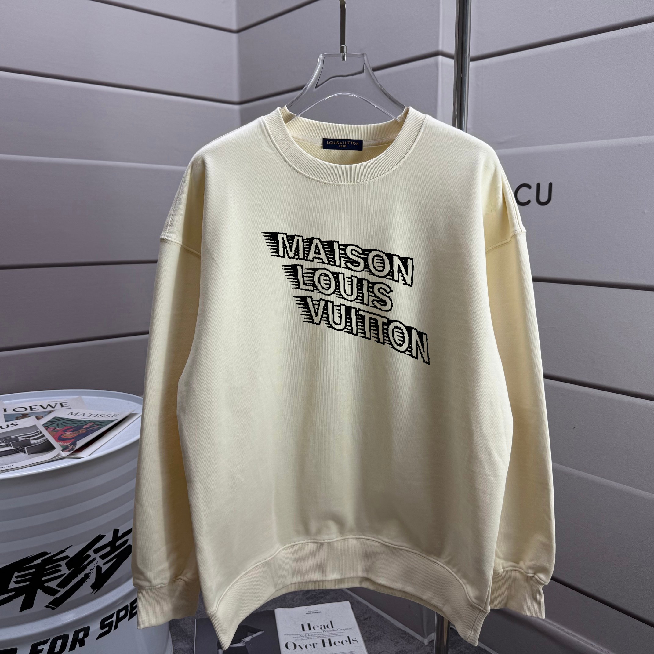 PJCY LOUIS VUITTON 路易威登 2025ss Lv大师设计潮牌新品印花圆领卫衣 秋冬最新砖柜同步 宽松版型 时尚又个性 超级百搭好看的一款 男女都非常合适 人手必备款 吊牌 领标 水洗麦 三标齐全 颜色: 白色 黑色 杏色