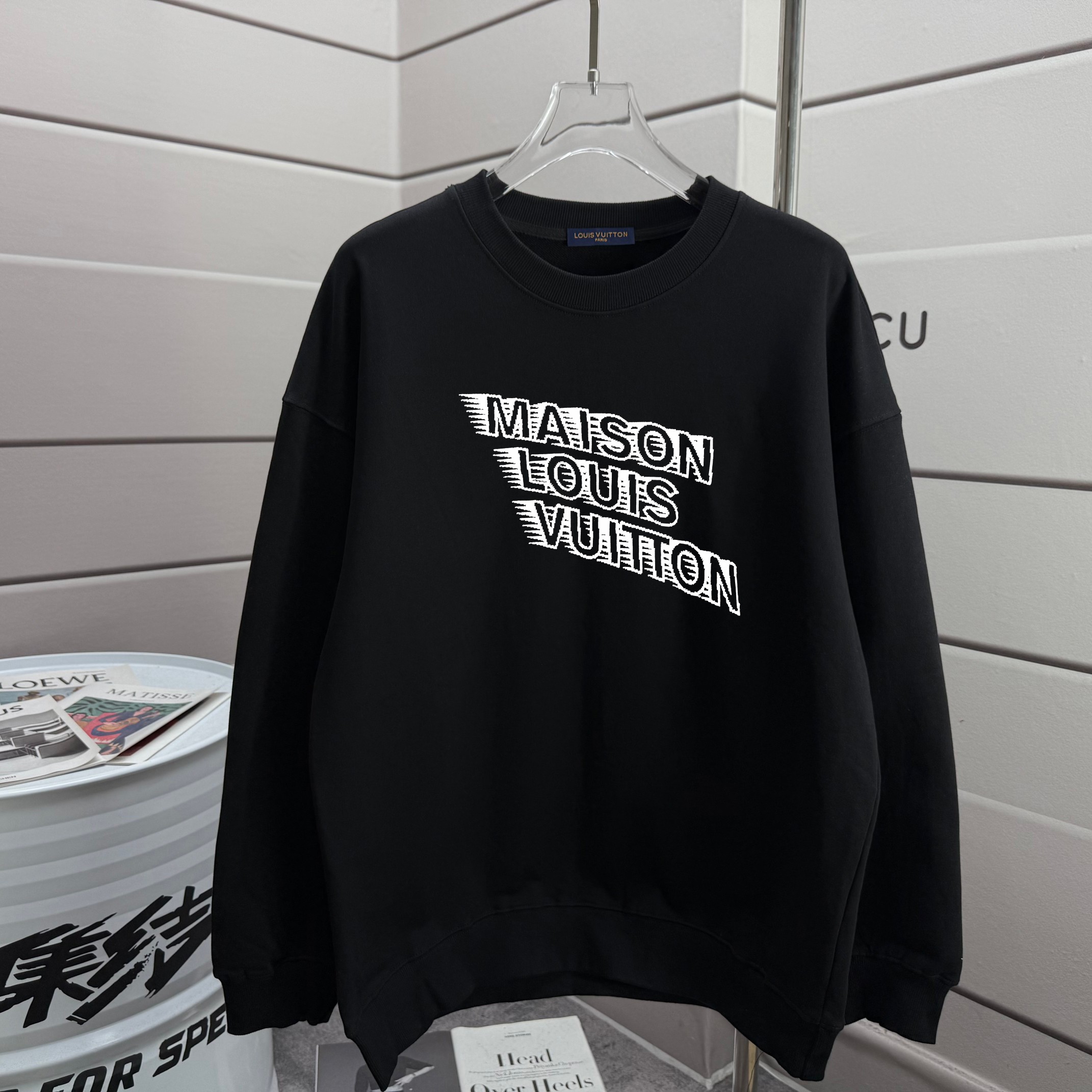PJCY LOUIS VUITTON 路易威登 2025ss Lv大师设计潮牌新品印花圆领卫衣 秋冬最新砖柜同步 宽松版型 时尚又个性 超级百搭好看的一款 男女都非常合适 人手必备款 吊牌 领标 水洗麦 三标齐全 颜色: 白色 黑色 杏色