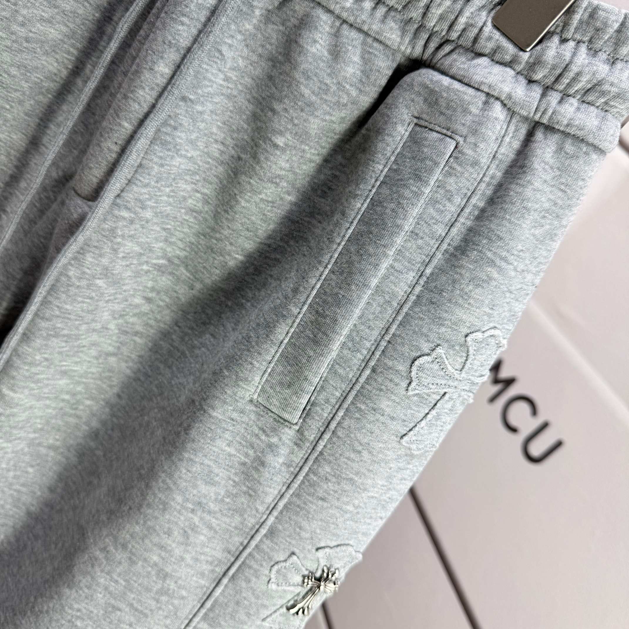 PJCY＃💰295 Chrome Hearts* 2꯭0꯭2꯭5秋款裤子上新 绣花休闲直简卫裤 男女同款 克罗星 面料采用380克高密双面华面定制面料 不变形 不缩水 立体垂感爆表 颜色：黑色 灰色 尺码：M-XXXL