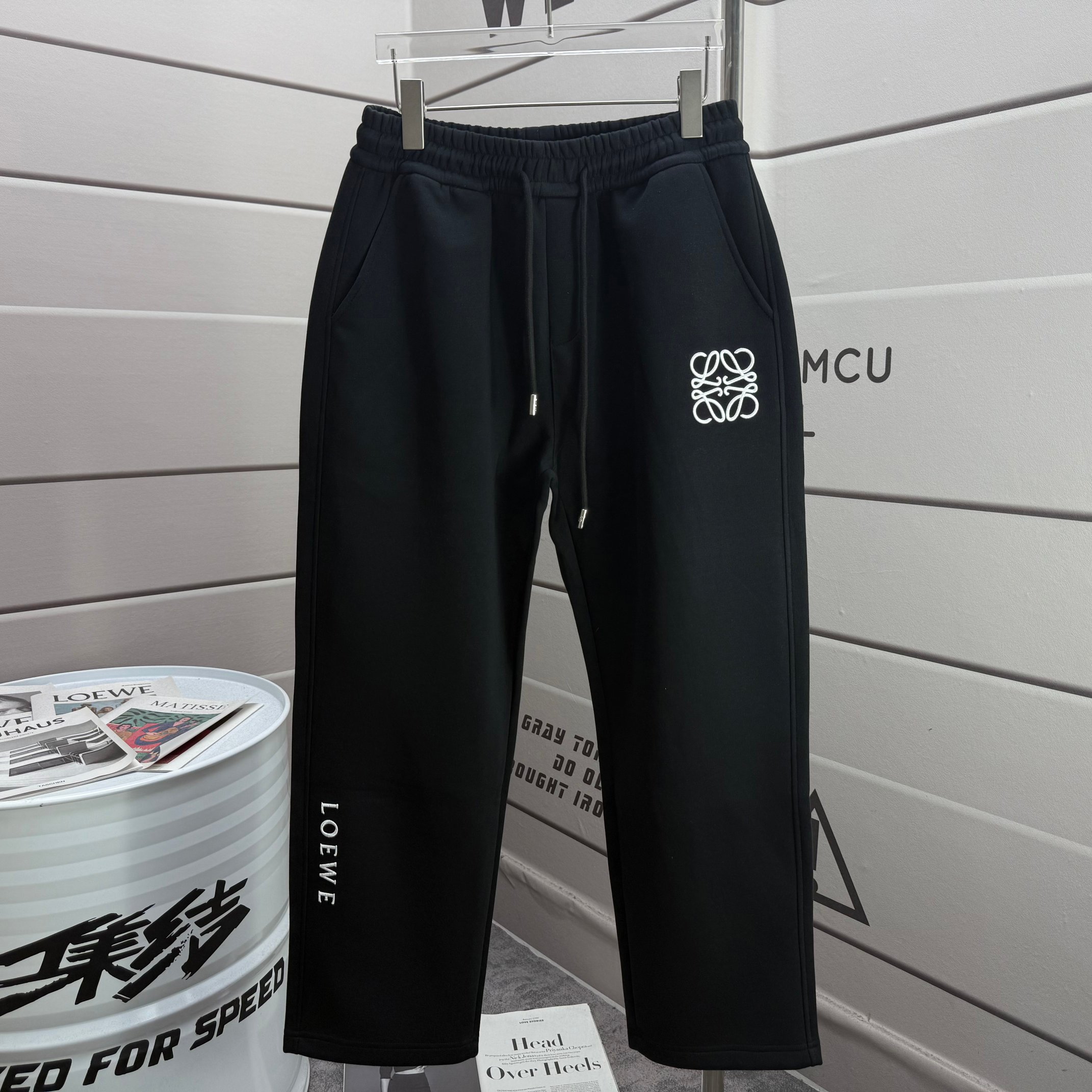 💰295
PJCY# LOEWE* 2꯭0꯭2꯭5秋款裤子上新 
罗意威 面料采用380克高密双面华面定制面料
不变形 不缩水 立体垂感爆表
男女同款 直简卫裤
颜色：黑色 白色
SIZE：M-XXXL