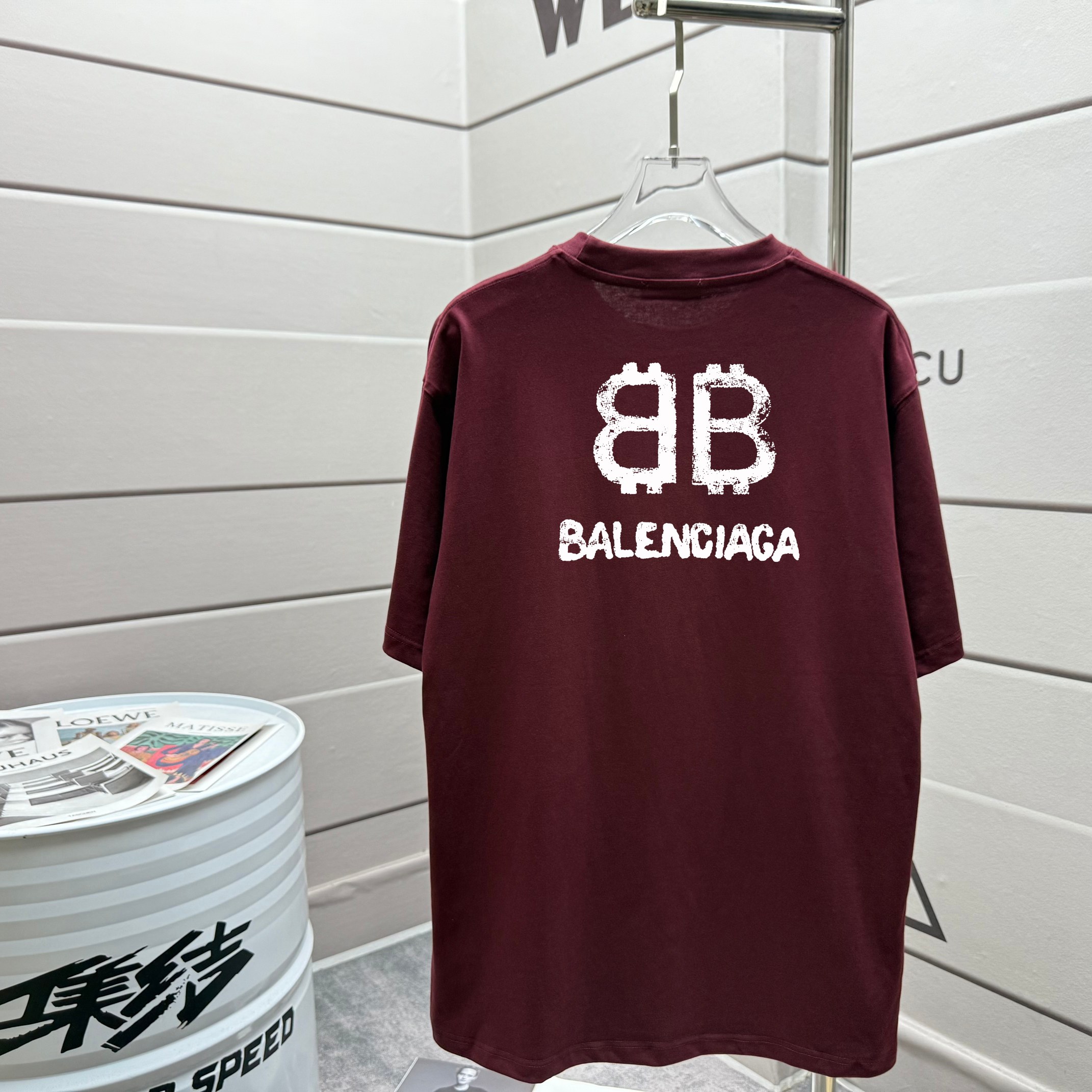 P70

高品质  巴黎世家 Balenciaga 走秀款2025ss春夏上新 重磅推出280克重高密度面料短袖t恤
采用进口定染面料 宽松休闲OS落肩版型
上身效果超绝  男女同款
颜色：黑色 白色 安哥拉红
SIZE：XS S M L