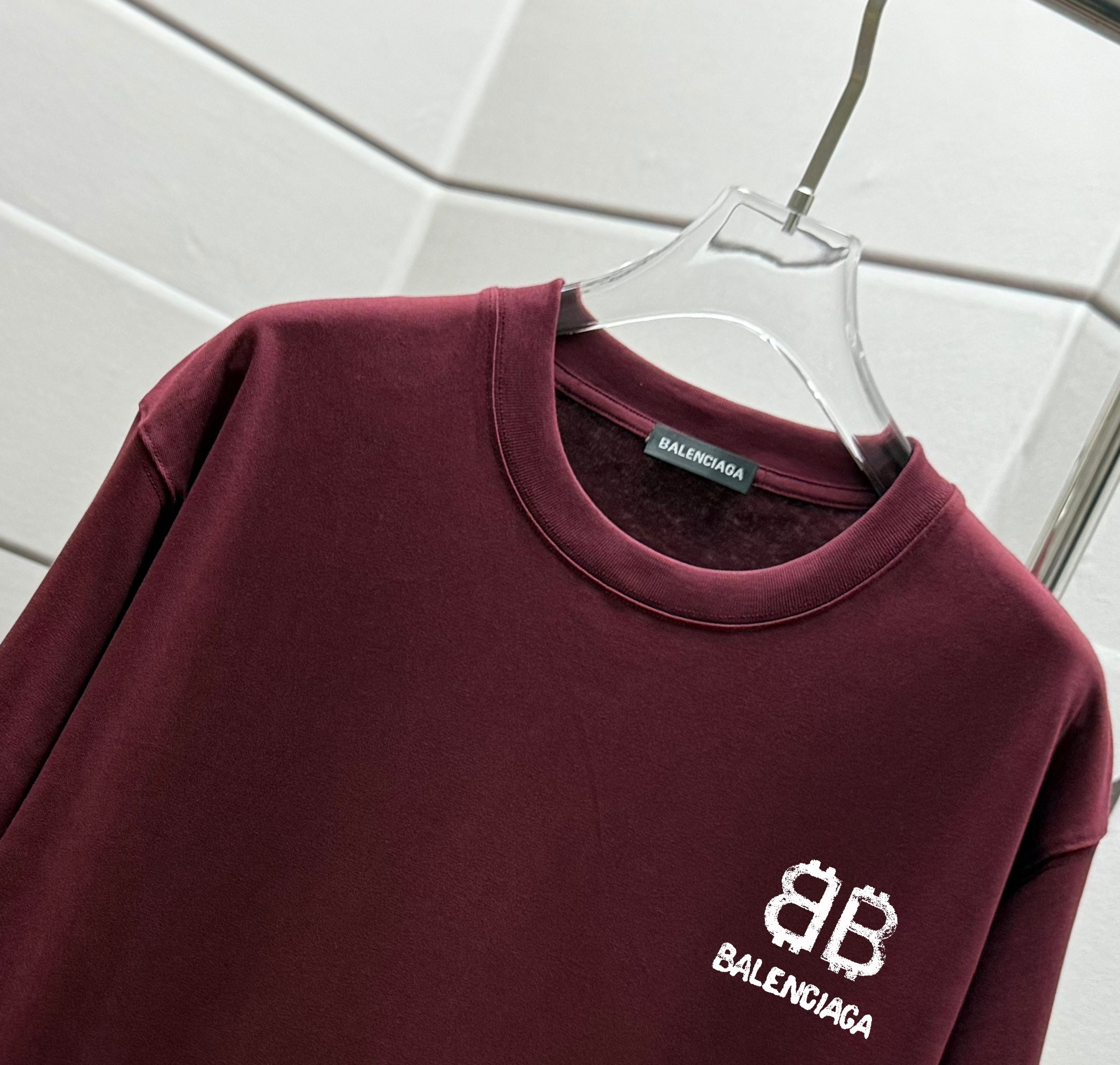 P70

高品质  巴黎世家 Balenciaga 走秀款2025ss春夏上新 重磅推出280克重高密度面料短袖t恤
采用进口定染面料 宽松休闲OS落肩版型
上身效果超绝  男女同款
颜色：黑色 白色 安哥拉红
SIZE：XS S M L