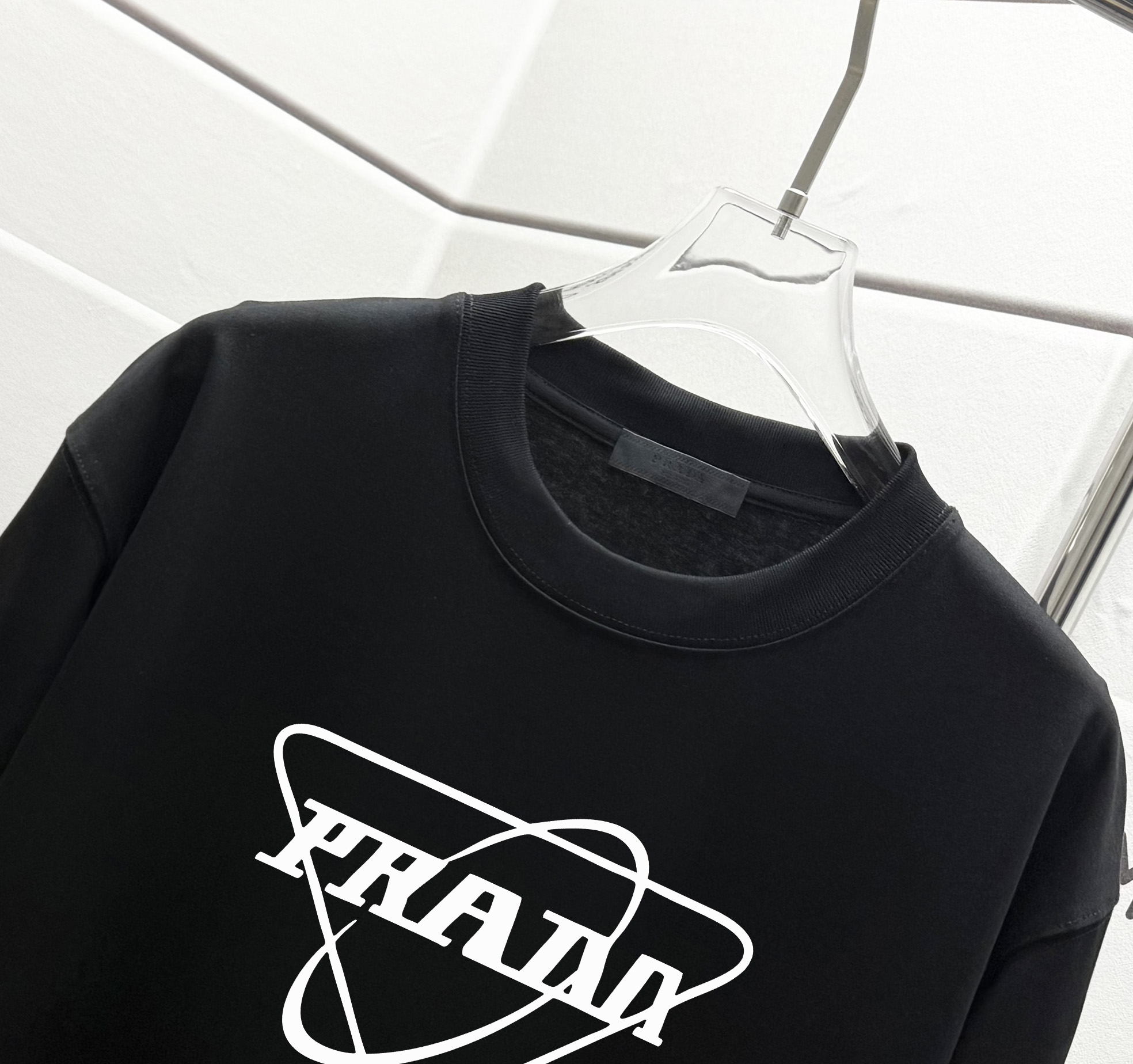 P70

PRADA 普拉达  2025新款春夏
 官方同款  短袖T恤
定制 同缸染面料  手感非常舒服  
春夏最新砖柜同步  时尚又个性 超级百搭好看                
男女都非常合适  人手必备款 
吊牌 领标 水洗麦 三标齐全
颜色: 白色 黑色 藏青色 安哥拉红 
尺码：XS-L