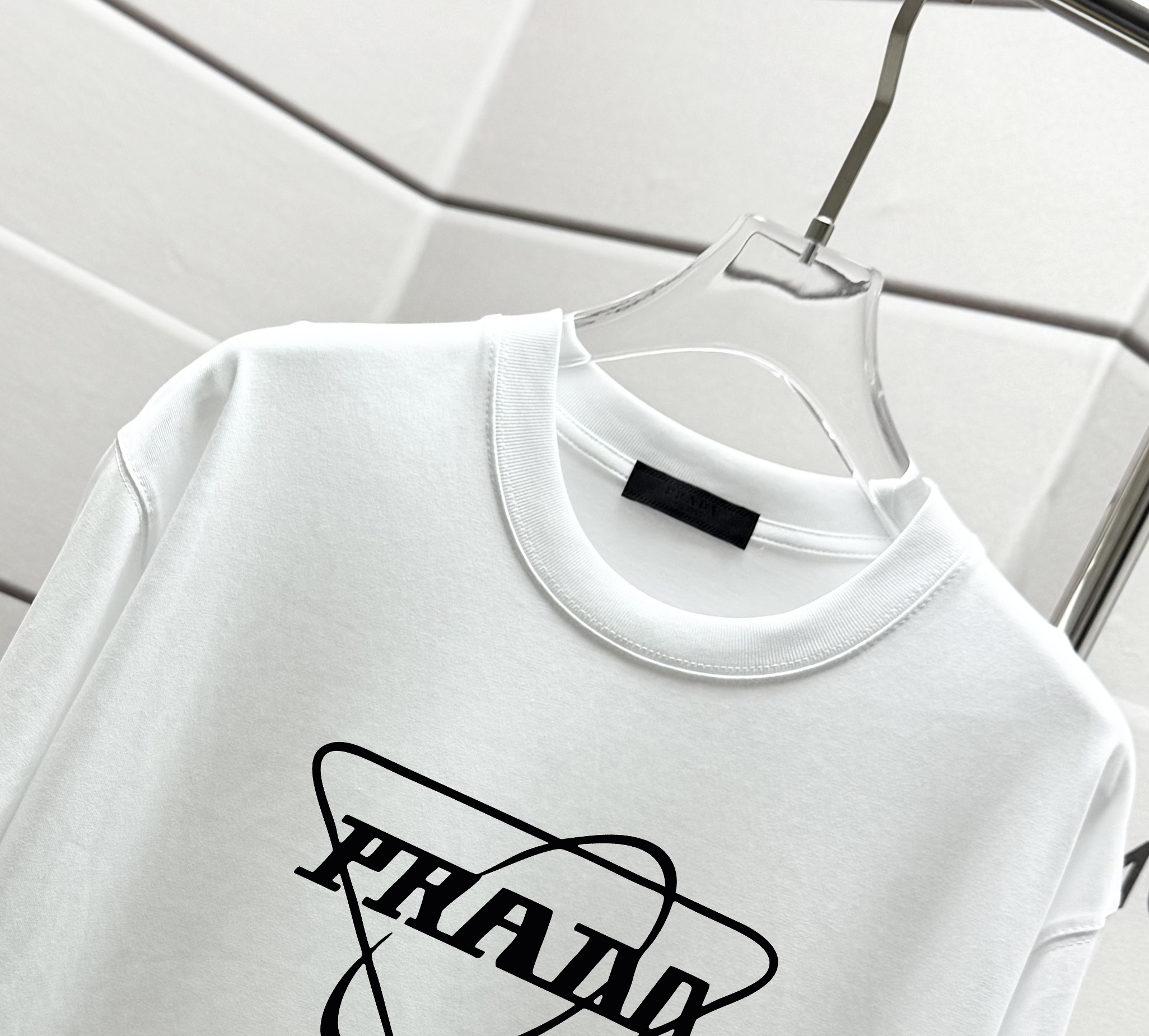 P70

PRADA 普拉达  2025新款春夏
 官方同款  短袖T恤
定制 同缸染面料  手感非常舒服  
春夏最新砖柜同步  时尚又个性 超级百搭好看                
男女都非常合适  人手必备款 
吊牌 领标 水洗麦 三标齐全
颜色: 白色 黑色  安哥拉红 
尺码：XS-L