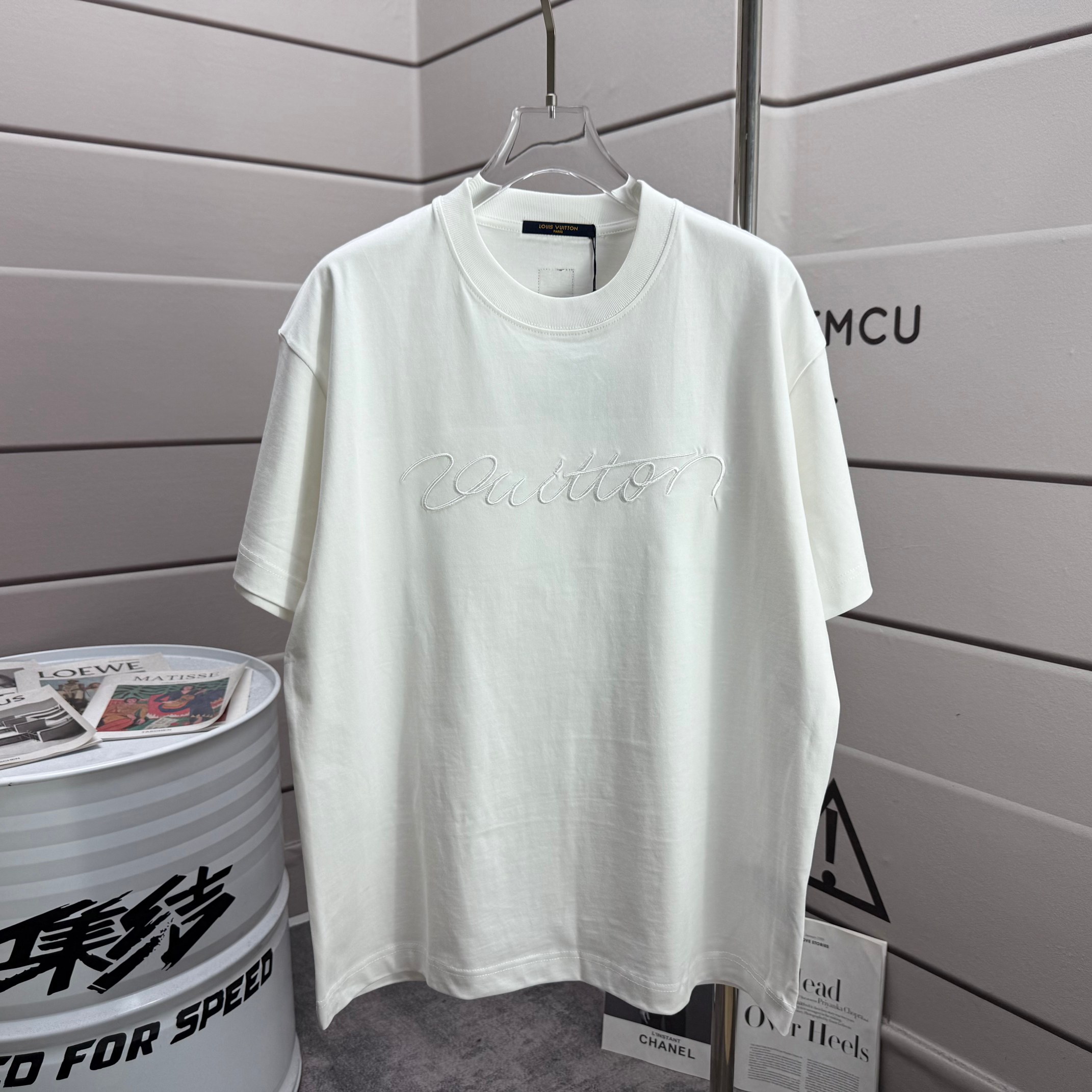 P80 1v Louis* 2025 primavera y verano nuevo estilo Letras bordadas planas personalizadas Camiseta de manga corta con cu…