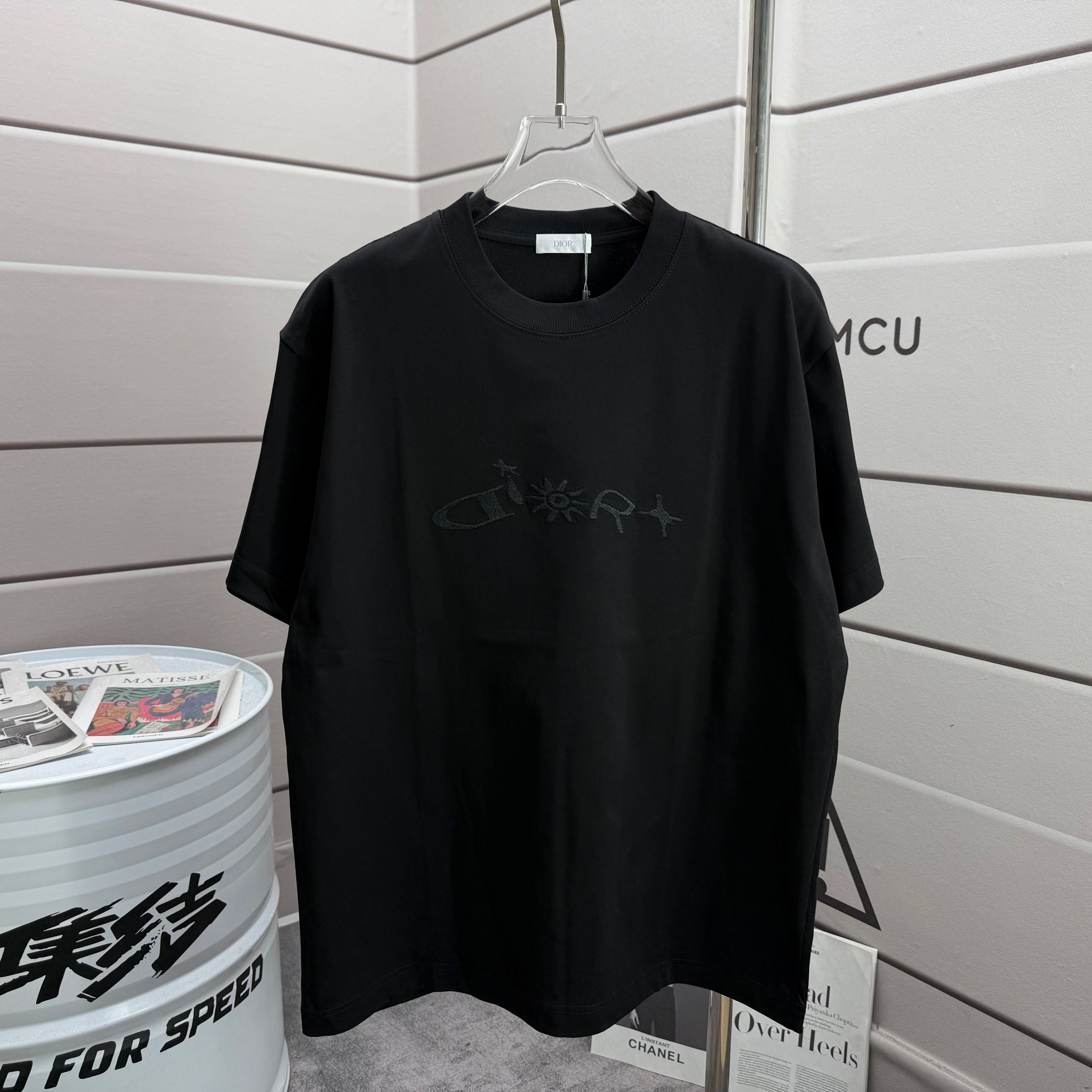 P150

  Dio* 克里斯蒂迪奥 2025早秋冬新款 个性刺绣字母 圆领短袖T恤 男女同款宽松版
颜色：黑色 白色 
尺码： S  （90-130斤）
          M  （120-150斤）
          L   （140-165斤）
         XL  （160-180斤） 
         XXL （180-210斤）