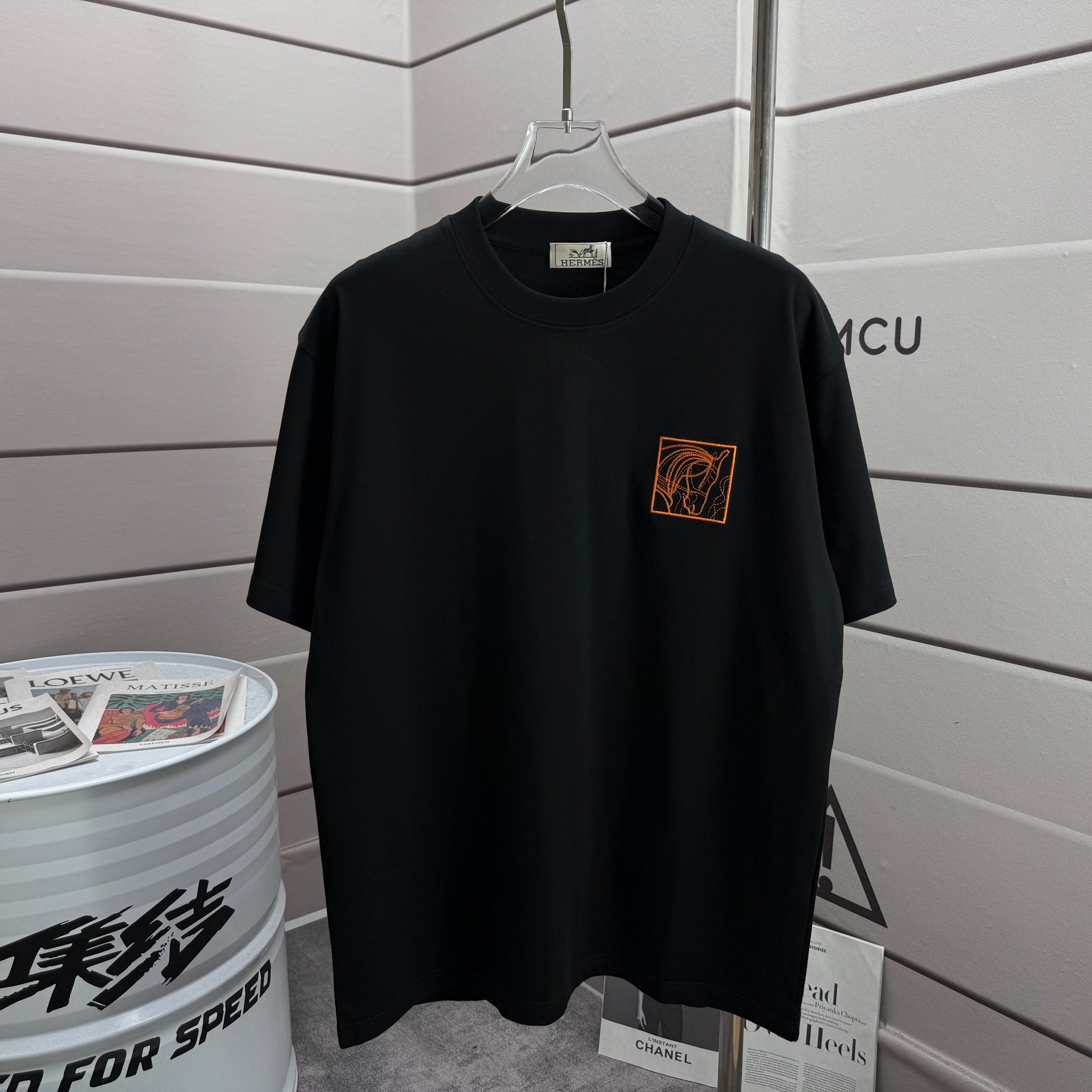 P155
Herme*爱马仕* 2025春夏新款 经典方框橙色刺绣 定制双纱平纹纯棉面料 短袖T恤 男女同款
颜色 :黑色 白色
尺码: S (90-130斤)
M (120-150斤)
L (140-165斤)
XL (160-180斤)
XXL (180-210斤)