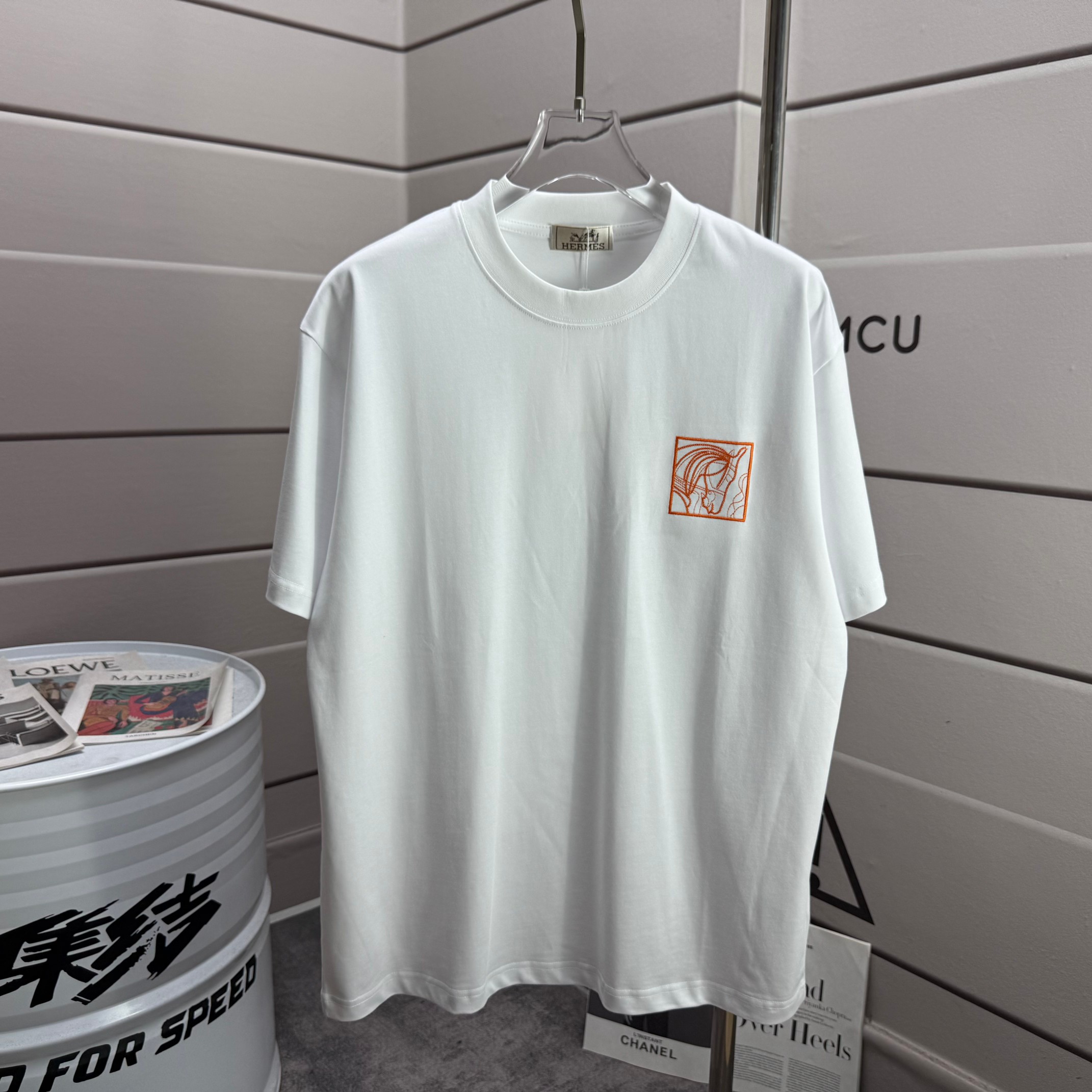 P155
Herme*爱马仕* 2025春夏新款 经典方框橙色刺绣 定制双纱平纹纯棉面料 短袖T恤 男女同款
颜色 :黑色 白色
尺码: S (90-130斤)
M (120-150斤)
L (140-165斤)
XL (160-180斤)
XXL (180-210斤)