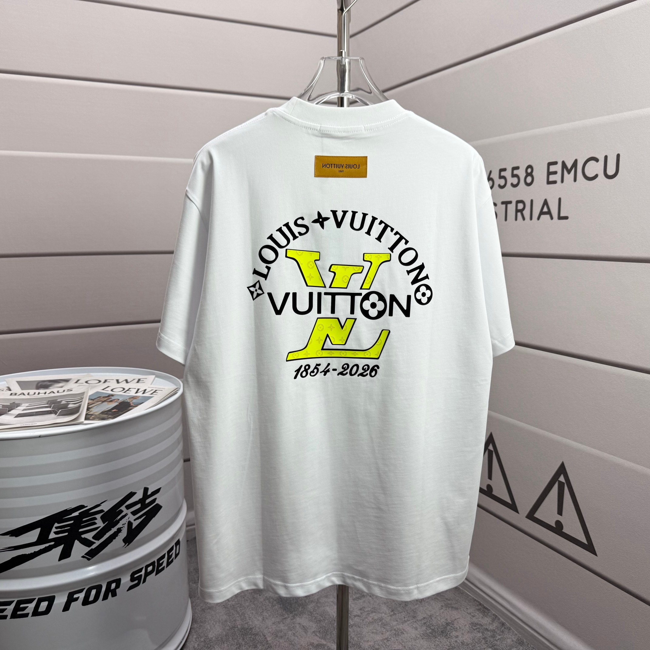 P80 1v Louis * 2026 primavera y verano nuevo estilo Letras LV grandes clásicas flocado tridimensional + placa gruesa di…