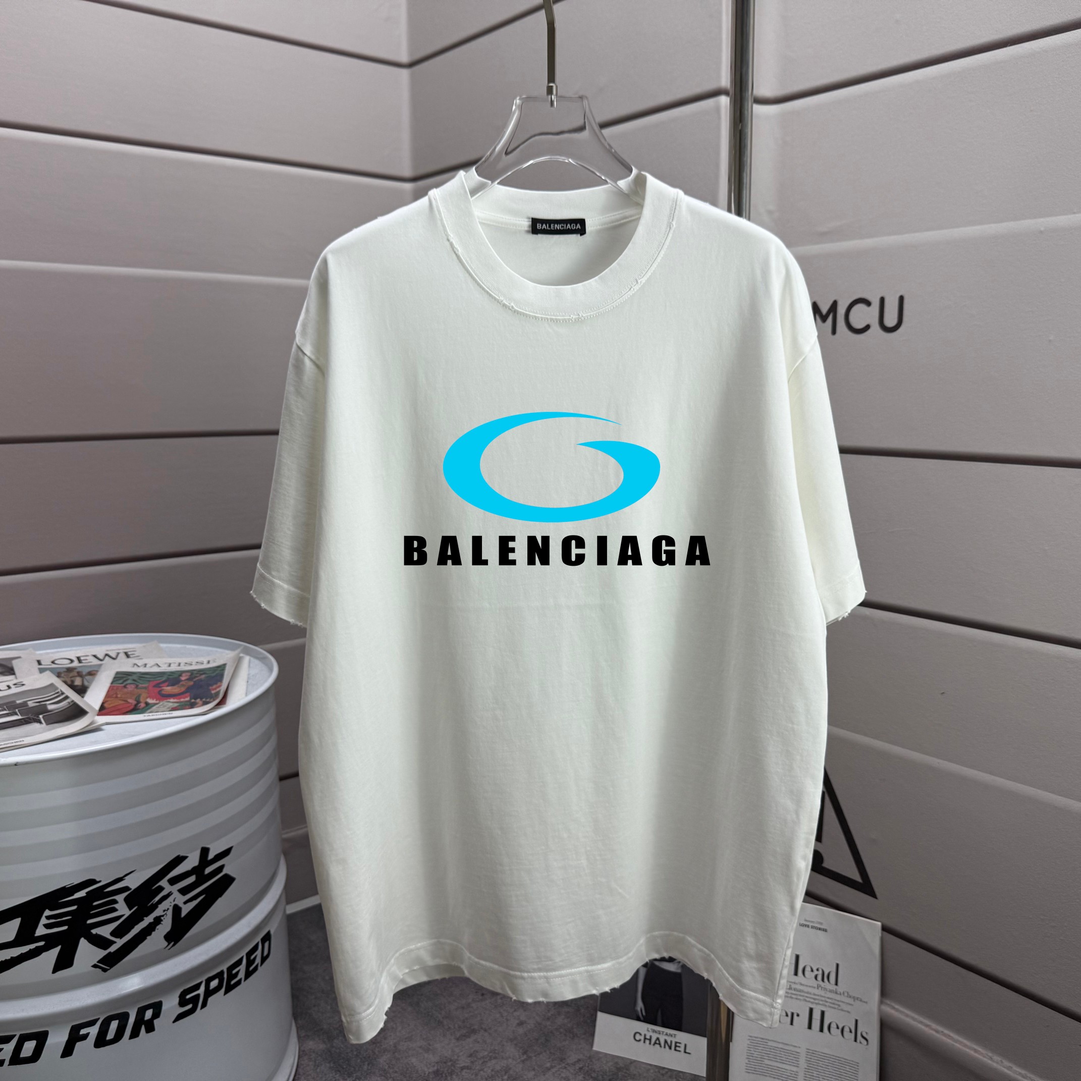 P80 巴黎世* Balenciag*2026春夏新款 洗水磨破320克圆领短袖tee 男女同款宽松版 颜色 :洗水黑 洗水白 洗水灰 洗水紫色 尺码 :S M L XL XXL 尺码： S （90-130斤） M （120-150斤） …