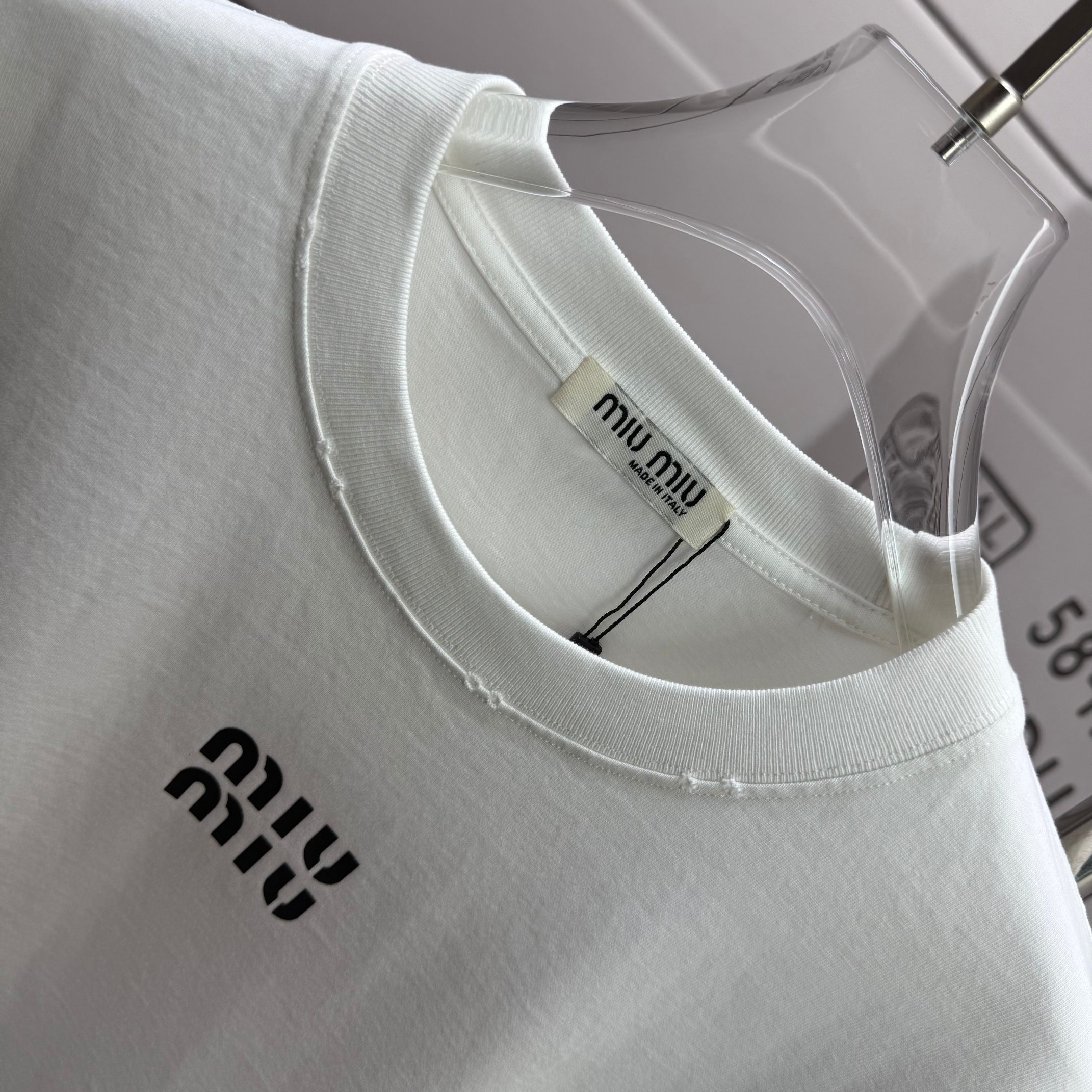Miu Miu # miu miu*2026春夏新款 洗水磨破320克圆领短袖tee 宽松版