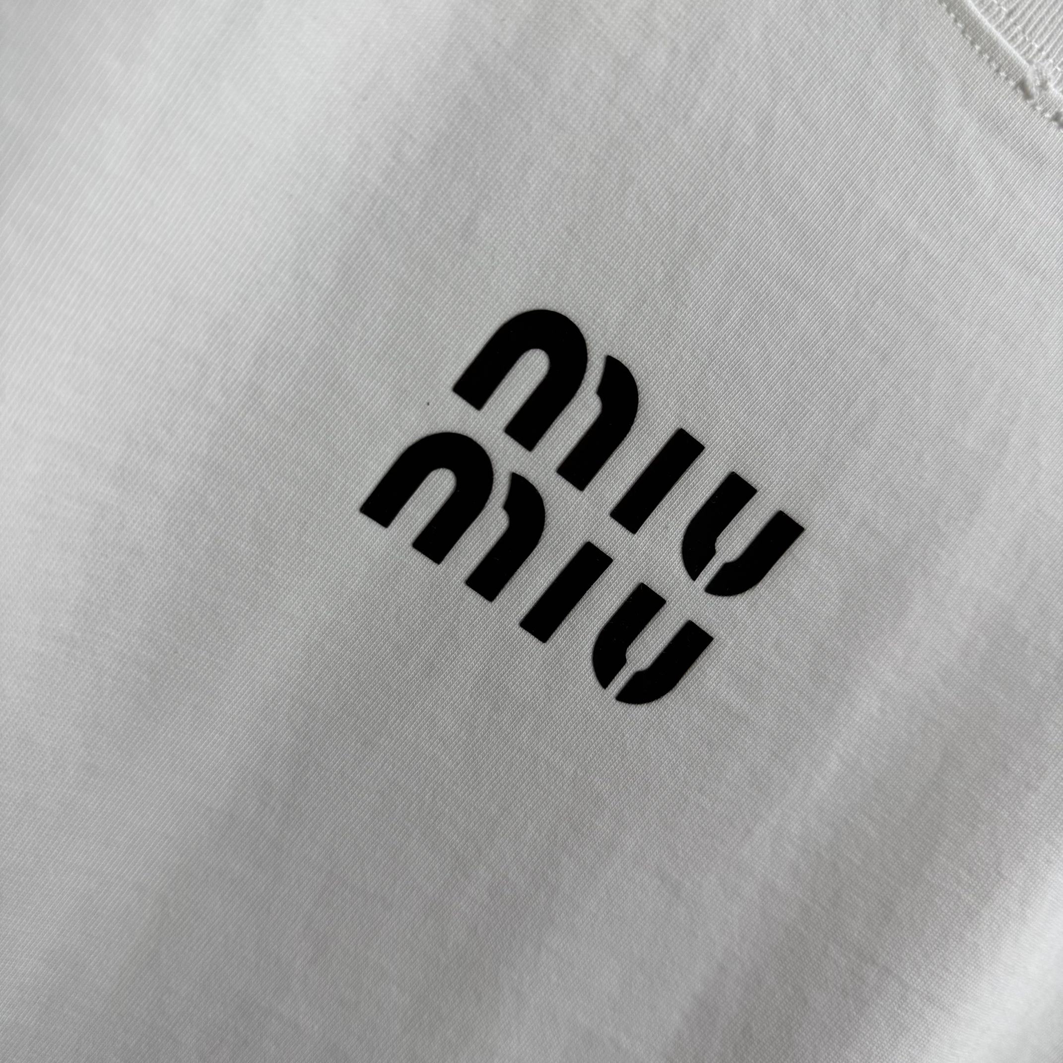 Miu Miu # miu miu*2026春夏新款 洗水磨破320克圆领短袖tee 宽松版