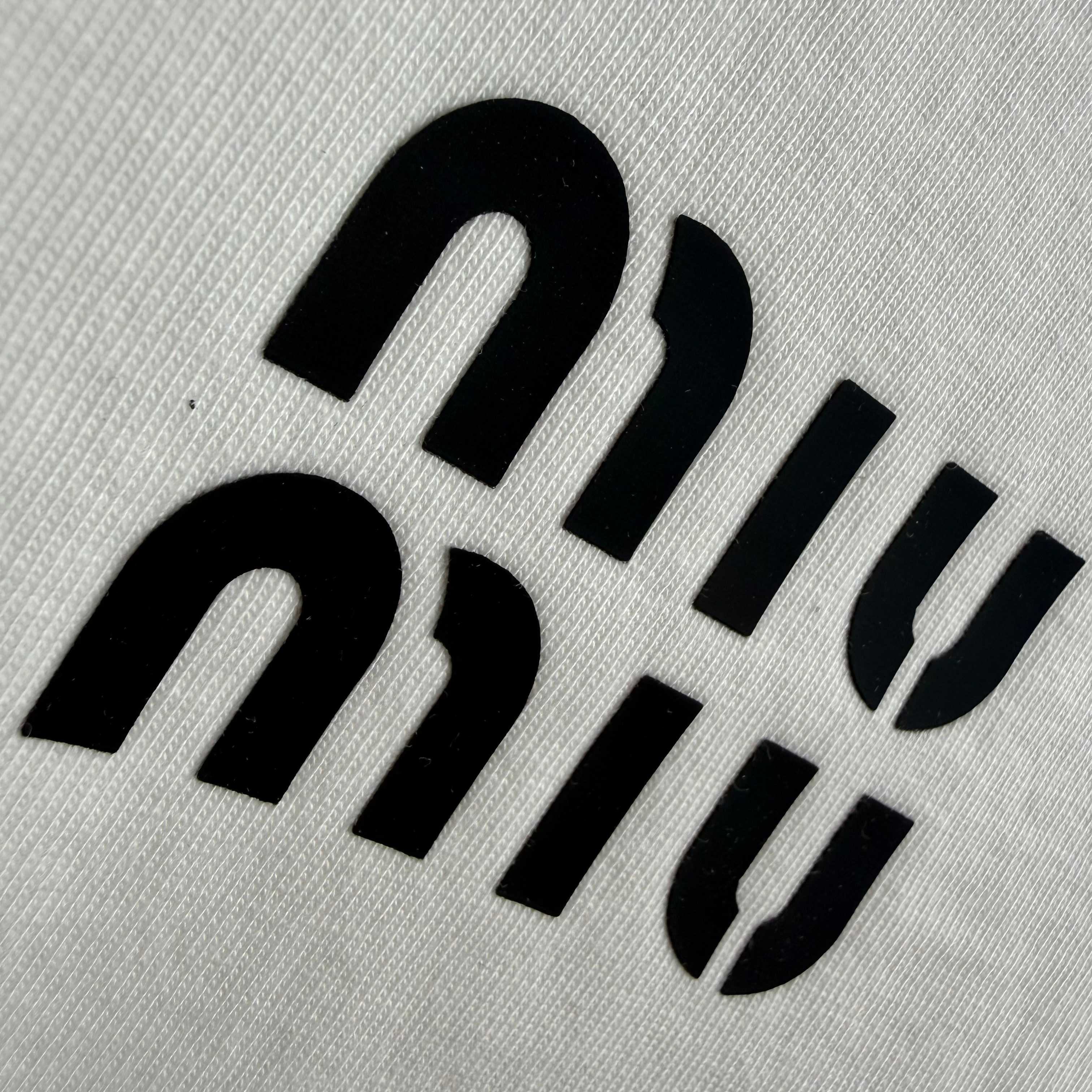 Miu Miu # miu miu*2026春夏新款 洗水磨破320克圆领短袖tee 宽松版