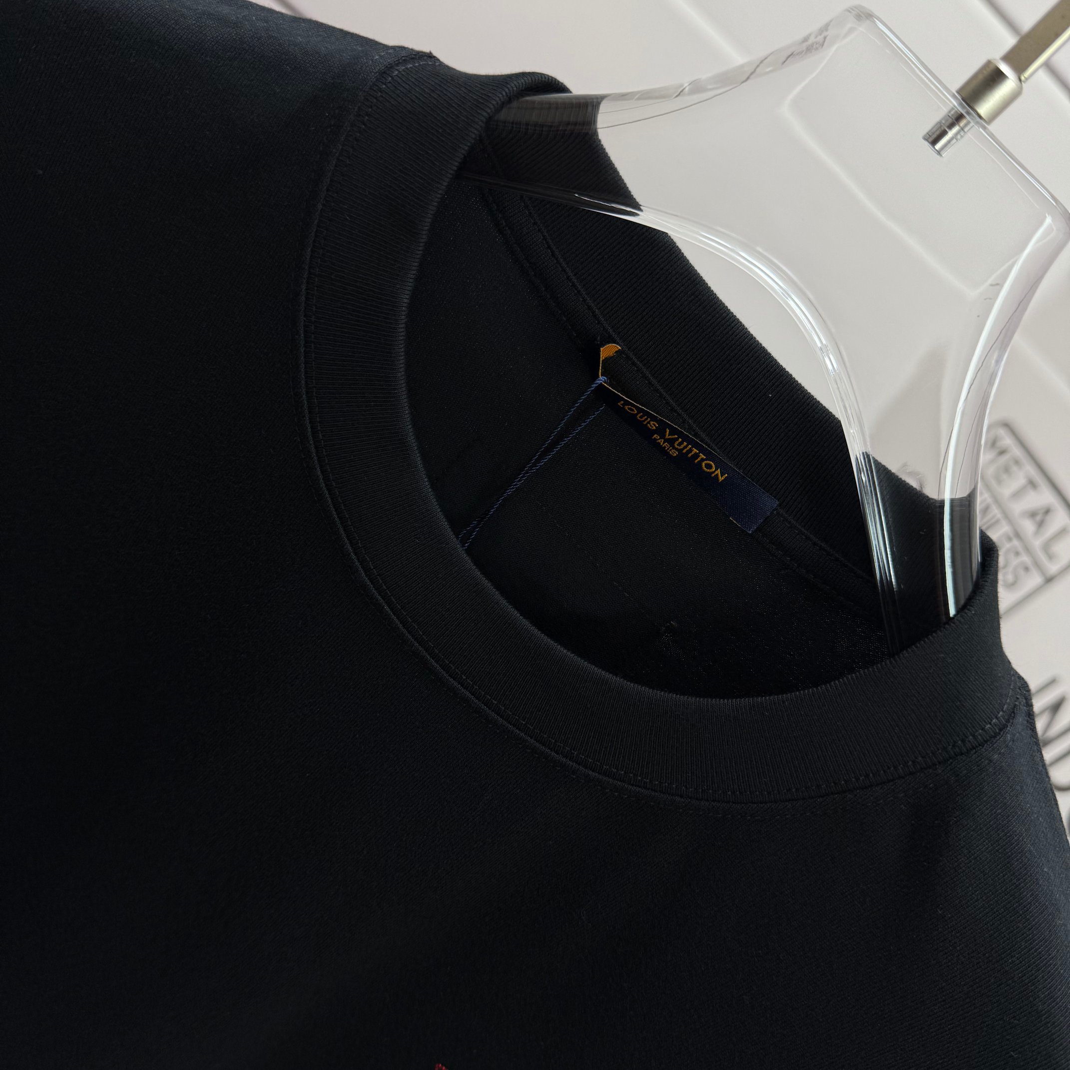 Louis Vuitton # 1v 路易*2026春夏新款 大lv字母立体刺绣+印花工艺设计 定制双纱平纹纯棉面料 短袖T恤