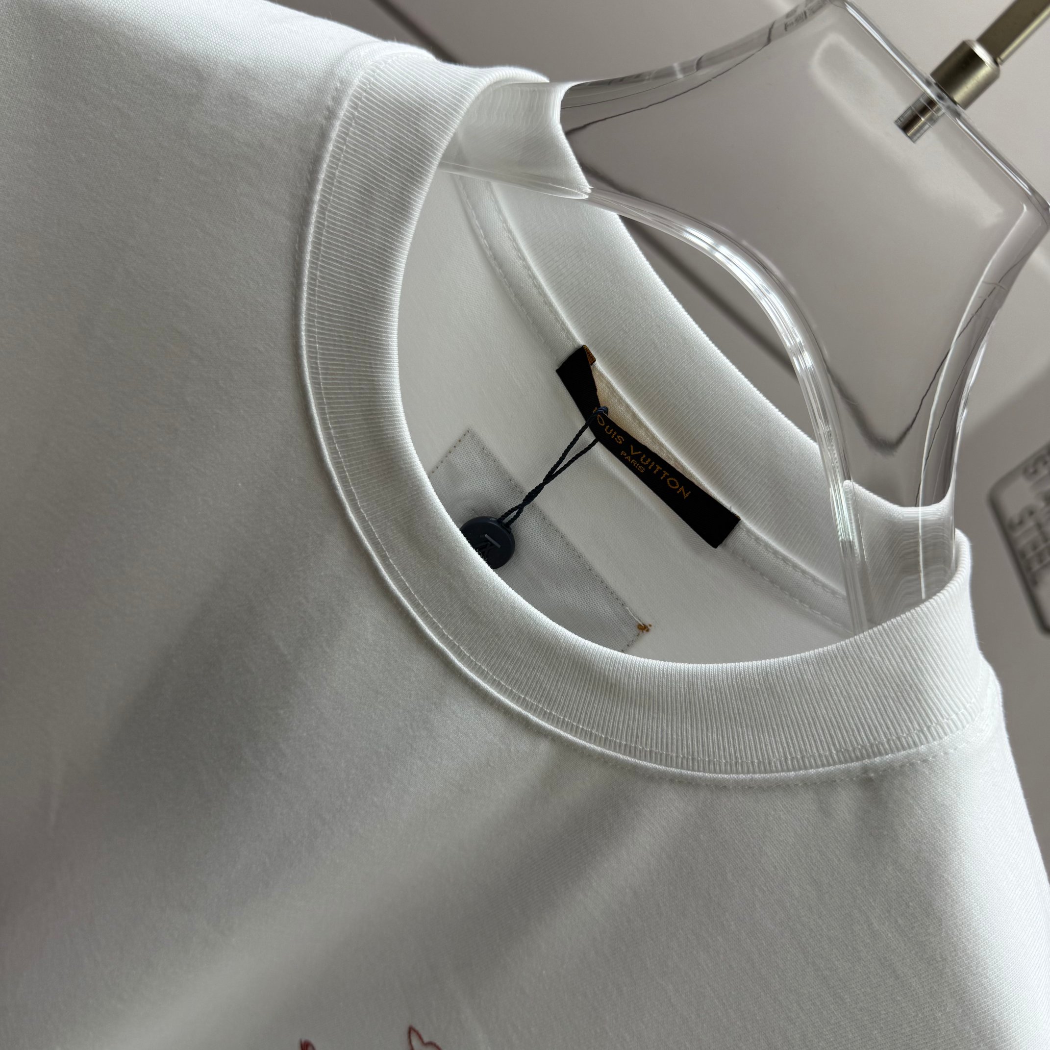 Louis Vuitton # 1v 路易*2026春夏新款 大lv字母立体刺绣+印花工艺设计 定制双纱平纹纯棉面料 短袖T恤