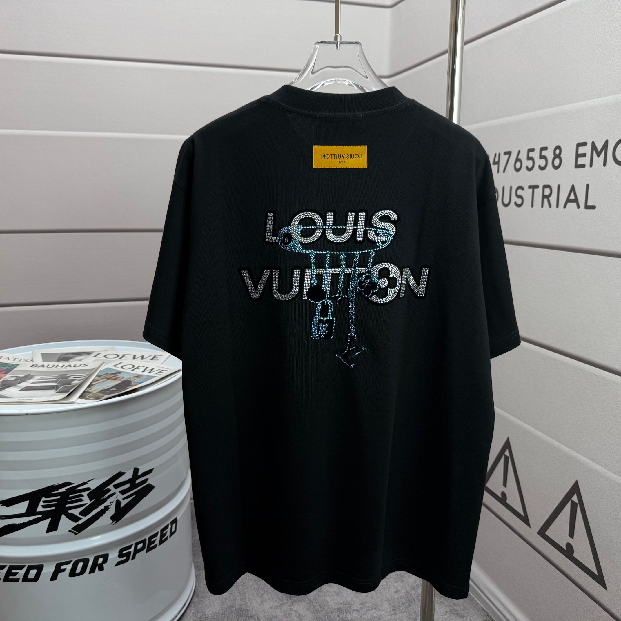 Louis Vuitton # 1v 路易*2026春夏新款 大lv字母立体植绒工艺+烫钻设计 定制双纱平纹纯棉面料 短袖T恤