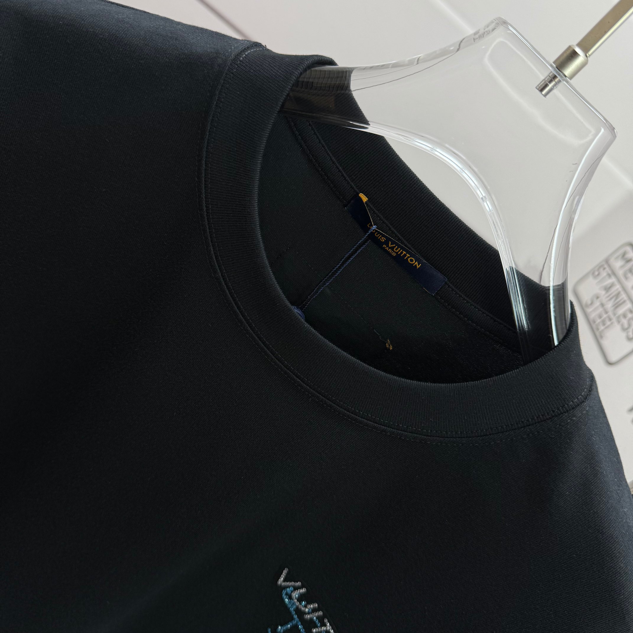 Louis Vuitton # 1v 路易*2026春夏新款 大lv字母立体植绒工艺+烫钻设计 定制双纱平纹纯棉面料 短袖T恤
