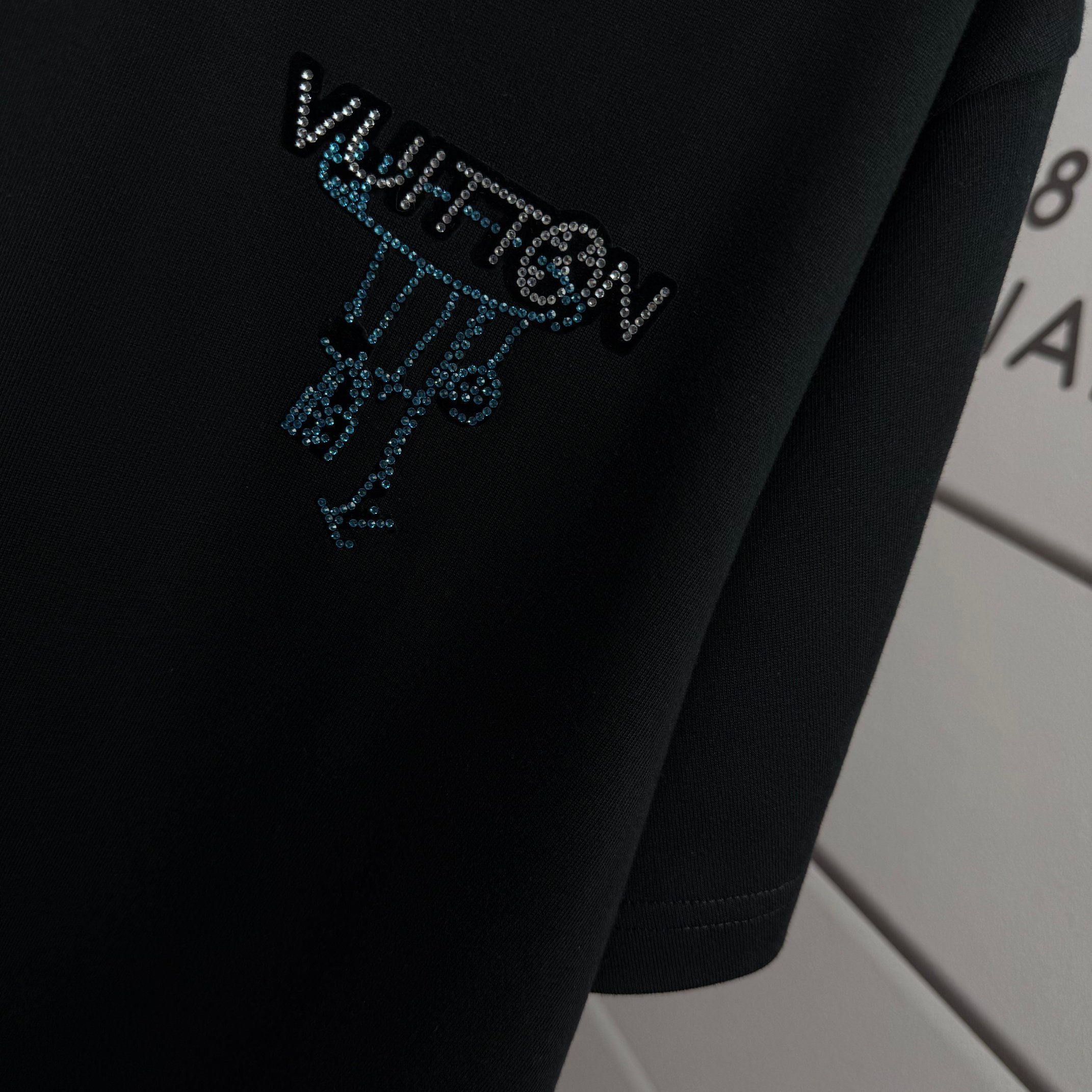 Louis Vuitton # 1v 路易*2026春夏新款 大lv字母立体植绒工艺+烫钻设计 定制双纱平纹纯棉面料 短袖T恤