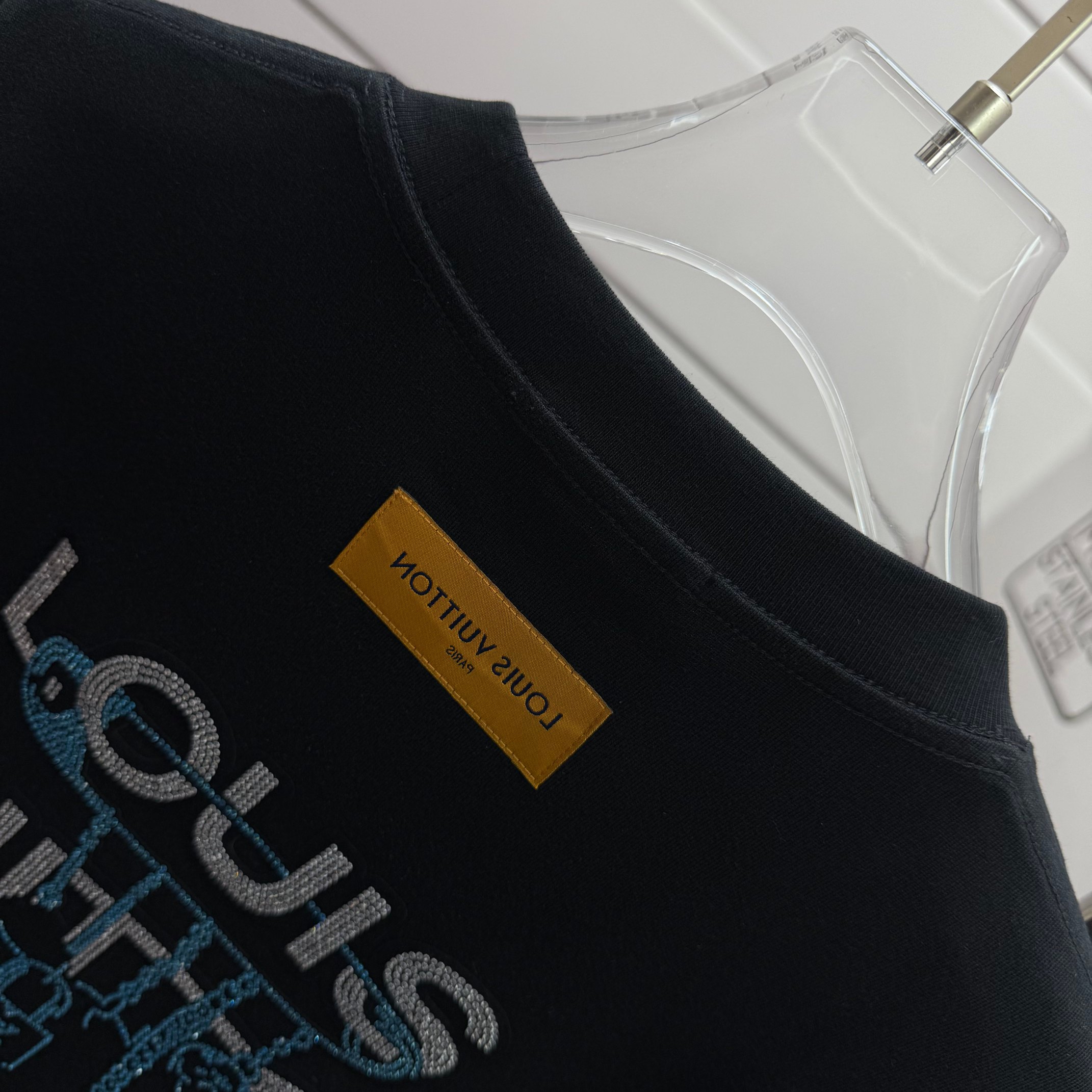 Louis Vuitton # 1v 路易*2026春夏新款 大lv字母立体植绒工艺+烫钻设计 定制双纱平纹纯棉面料 短袖T恤