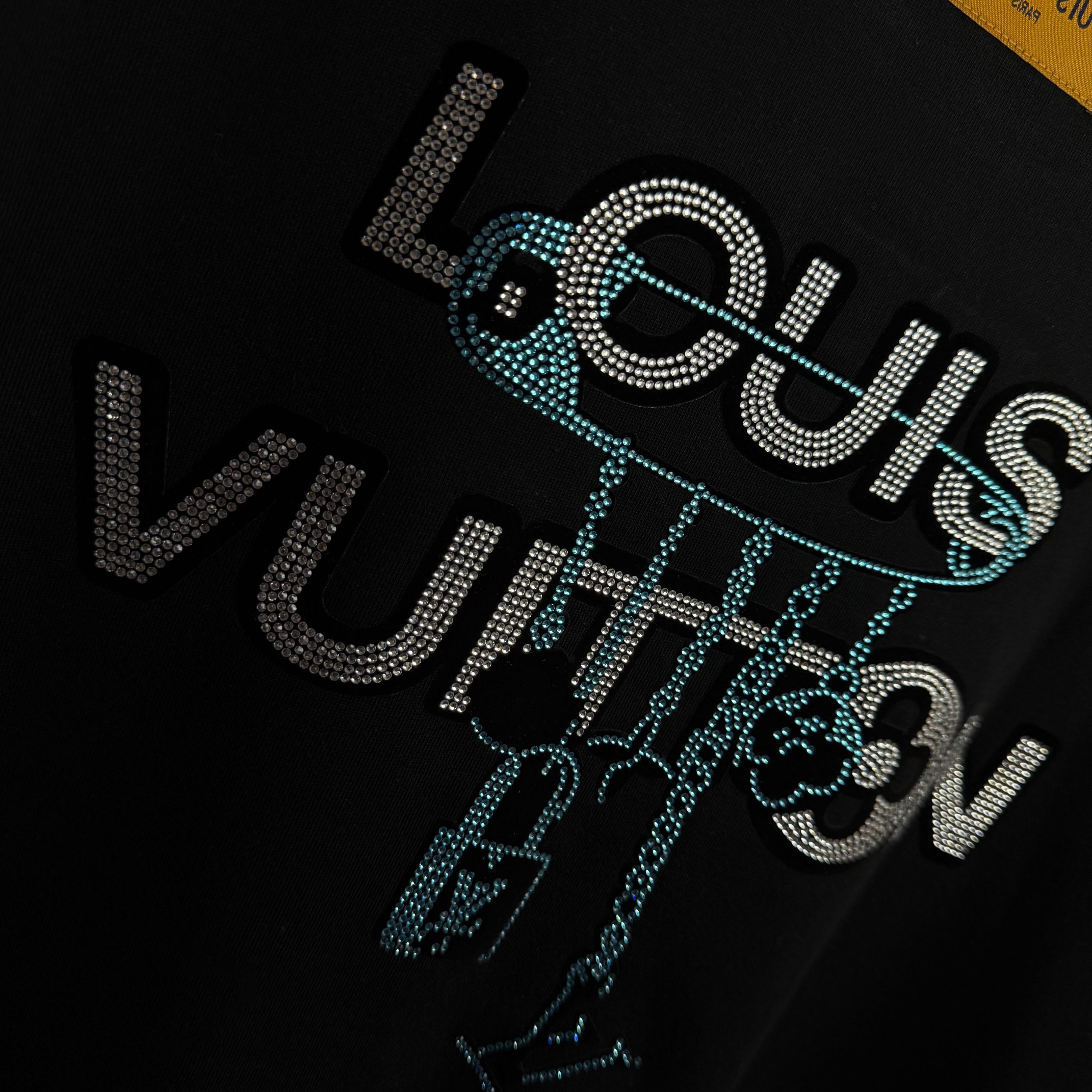 Louis Vuitton # 1v 路易*2026春夏新款 大lv字母立体植绒工艺+烫钻设计 定制双纱平纹纯棉面料 短袖T恤