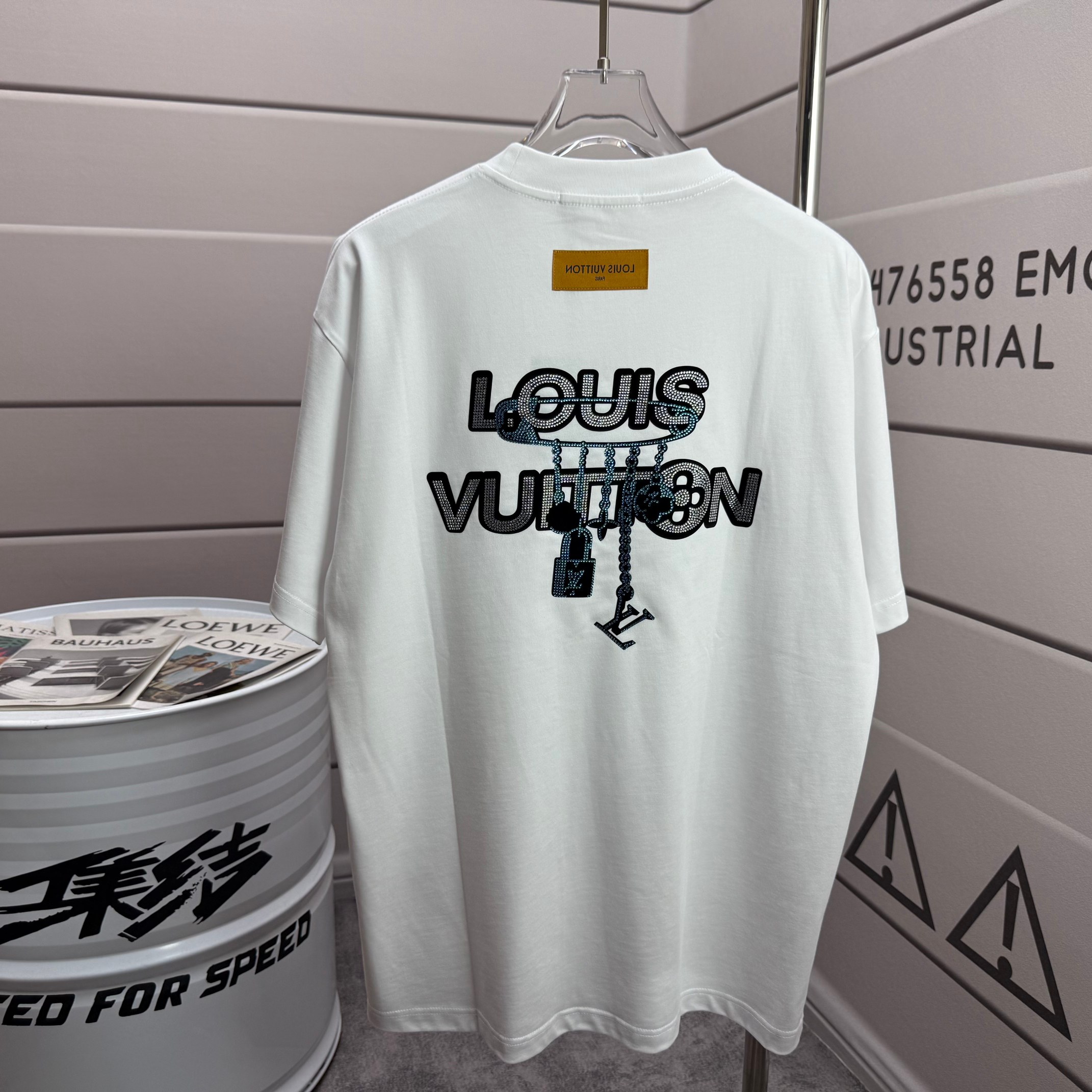 Louis Vuitton # 1v 路易*2026春夏新款 大lv字母立体植绒工艺+烫钻设计 定制双纱平纹纯棉面料 短袖T恤