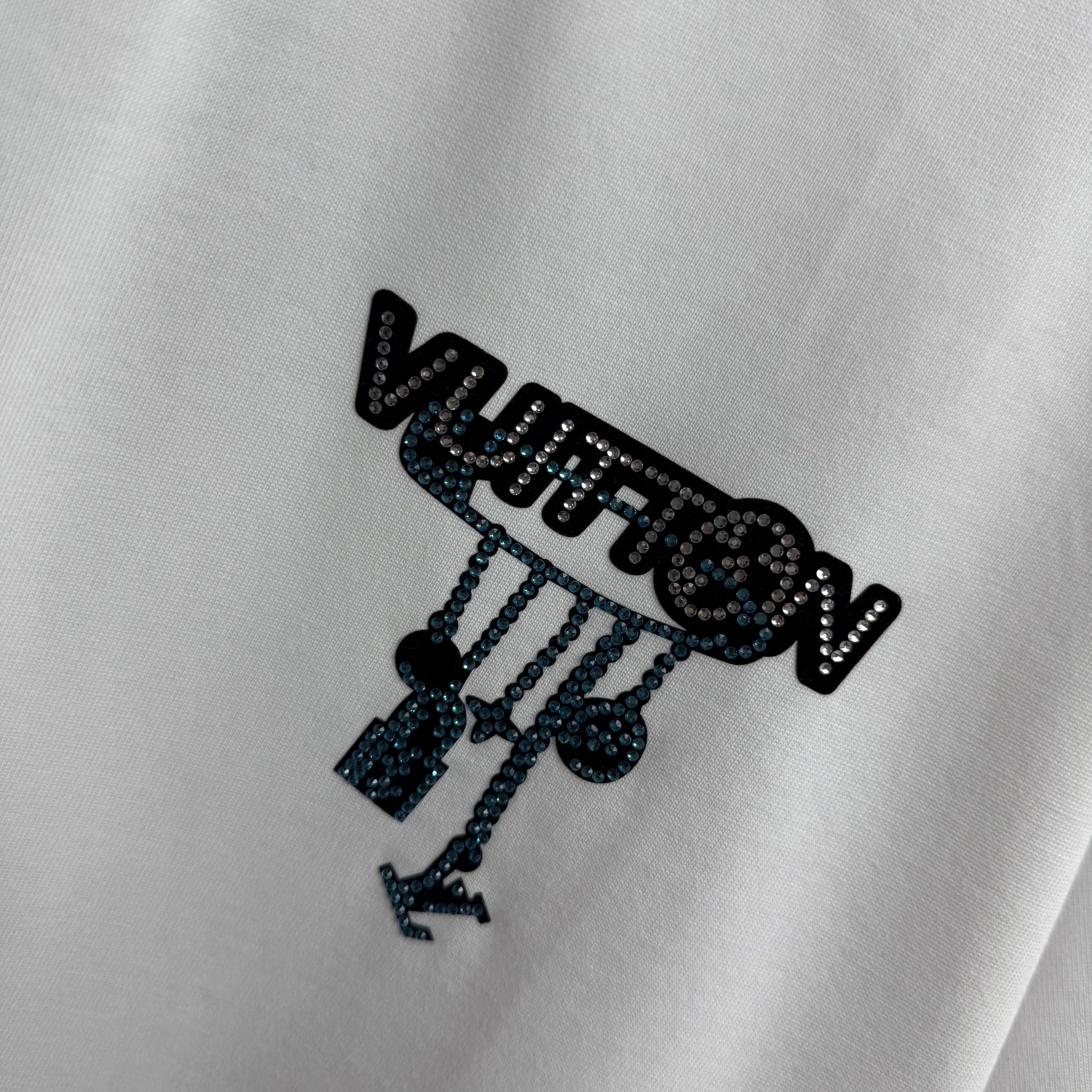 Louis Vuitton # 1v 路易*2026春夏新款 大lv字母立体植绒工艺+烫钻设计 定制双纱平纹纯棉面料 短袖T恤