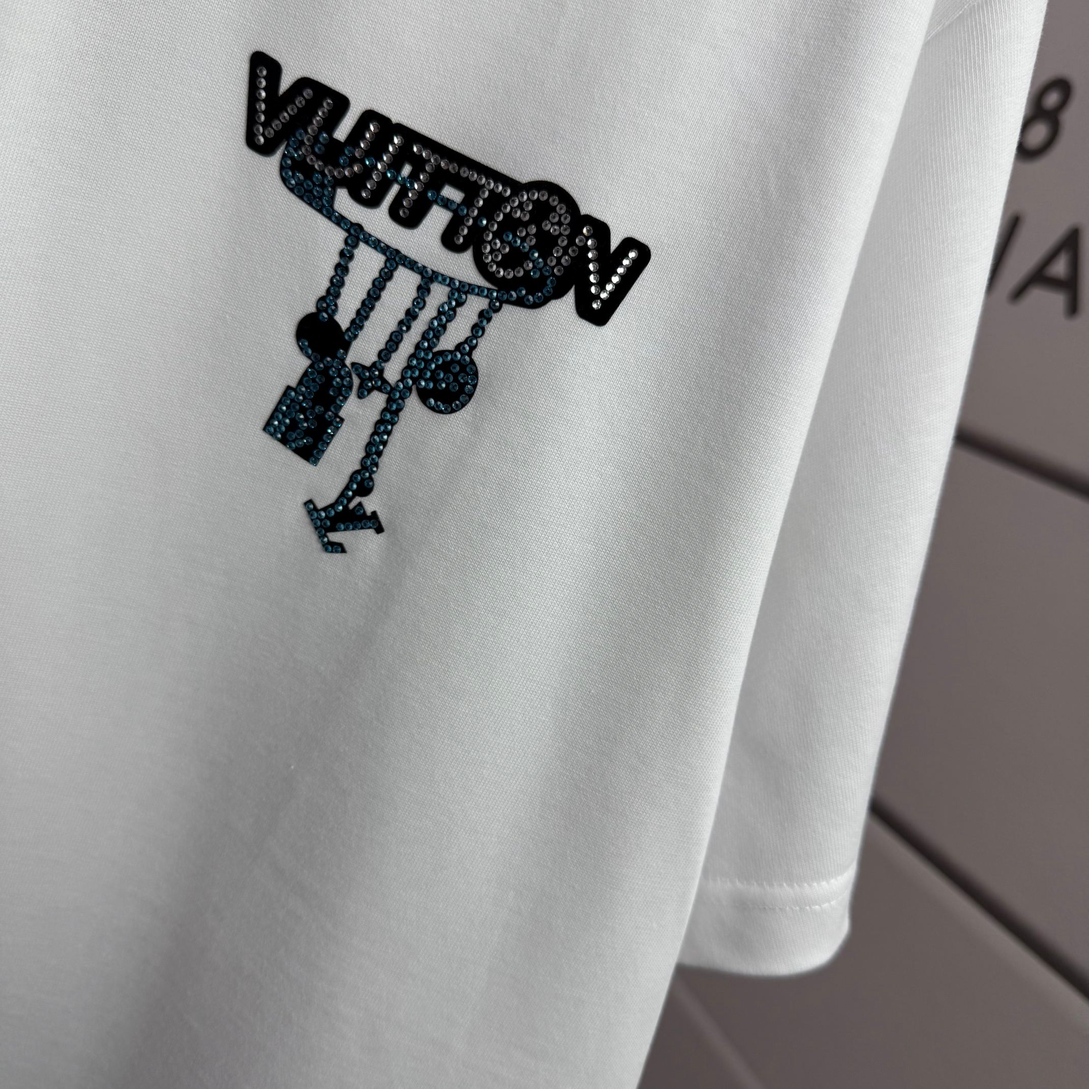 Louis Vuitton # 1v 路易*2026春夏新款 大lv字母立体植绒工艺+烫钻设计 定制双纱平纹纯棉面料 短袖T恤
