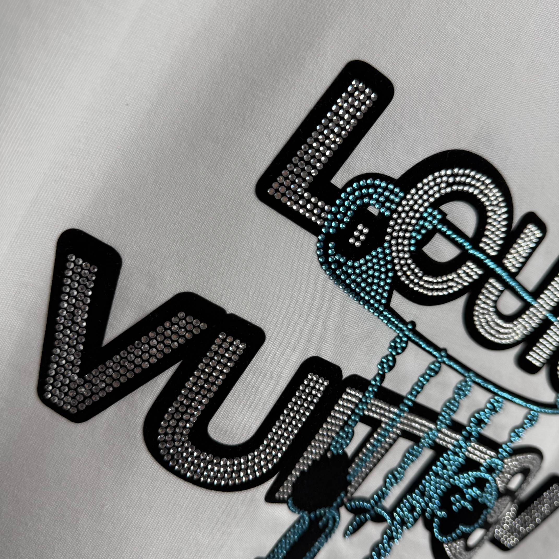 Louis Vuitton # 1v 路易*2026春夏新款 大lv字母立体植绒工艺+烫钻设计 定制双纱平纹纯棉面料 短袖T恤