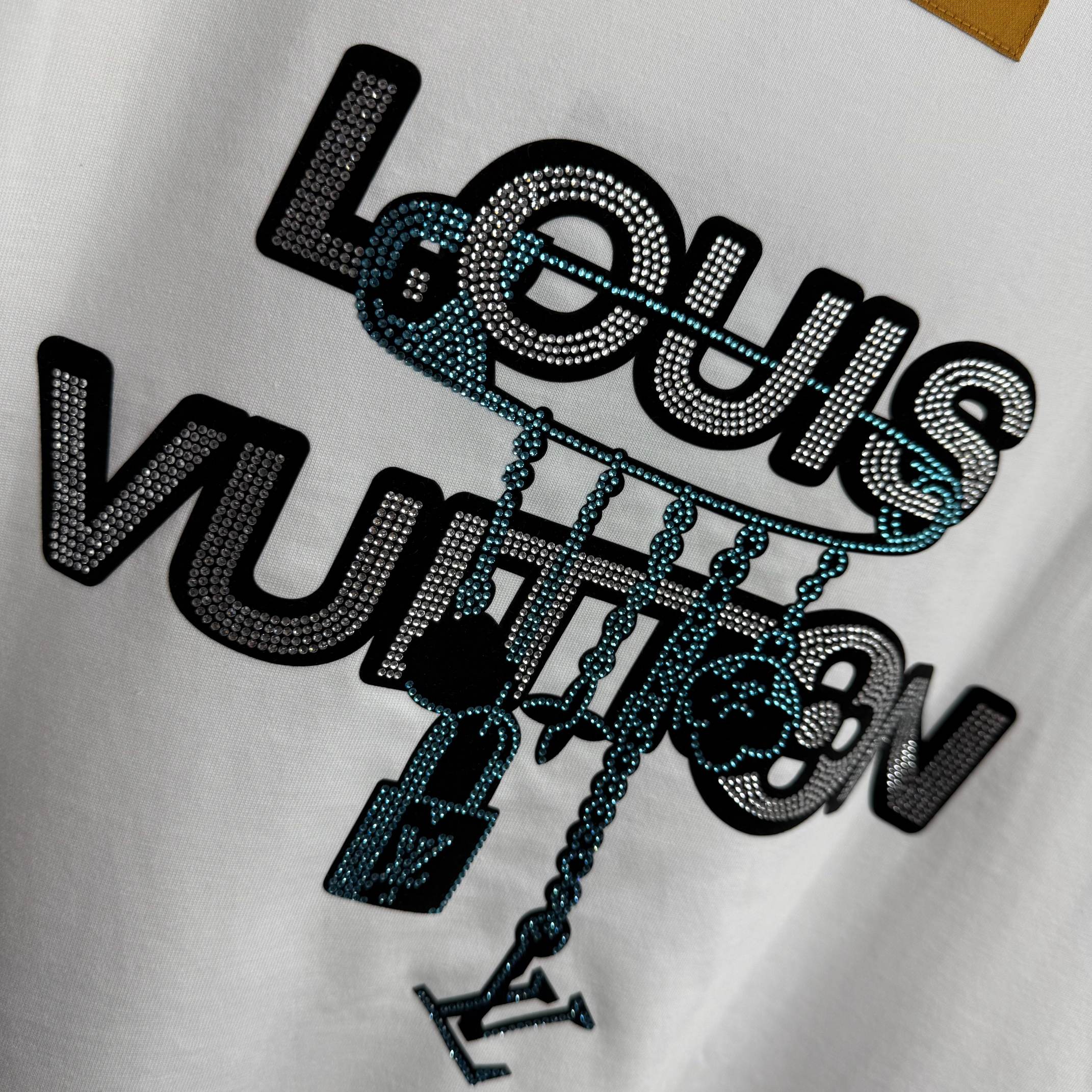 Louis Vuitton # 1v 路易*2026春夏新款 大lv字母立体植绒工艺+烫钻设计 定制双纱平纹纯棉面料 短袖T恤