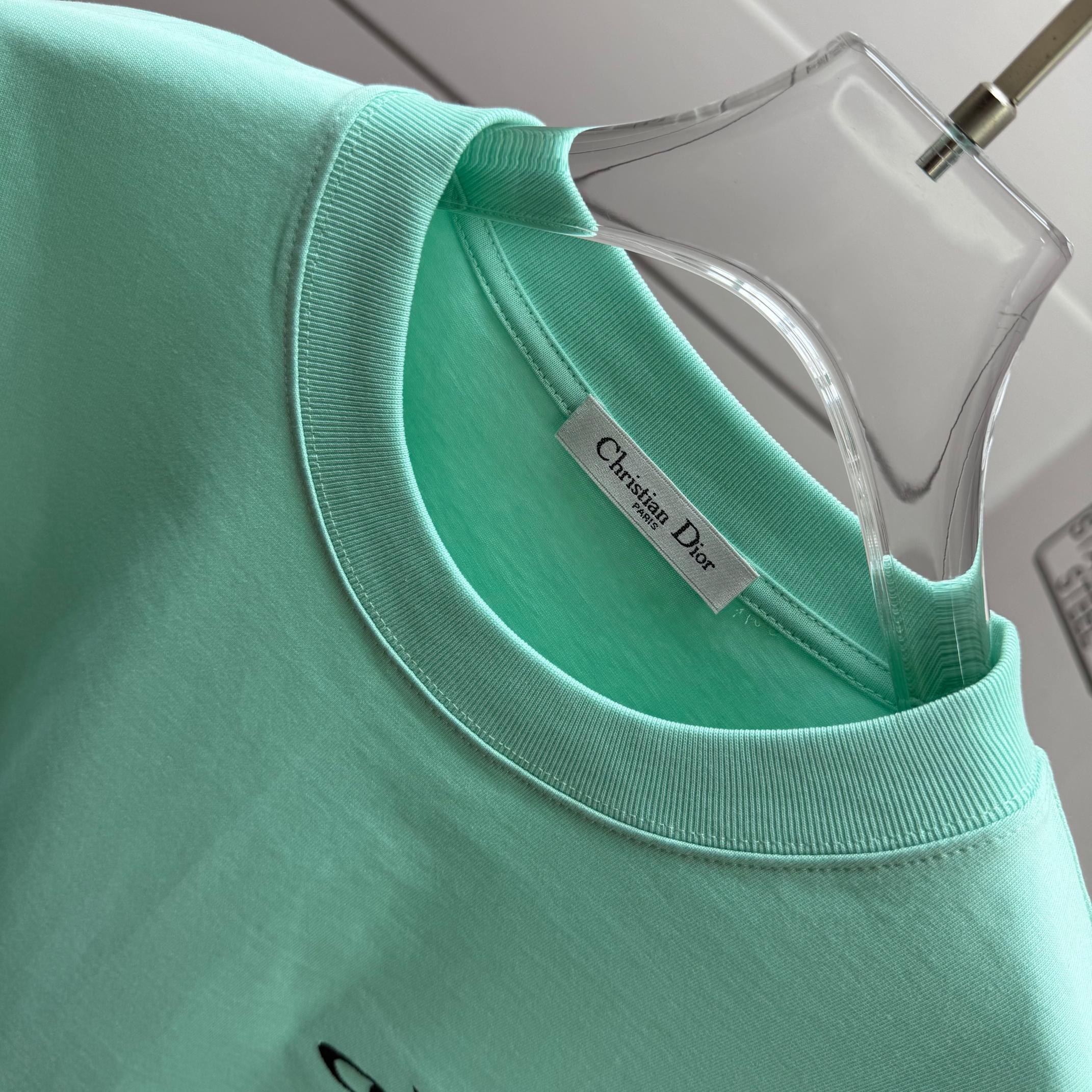 Dior # Dio* 克里斯蒂迪奥 2026春夏新款 字母简约刺绣工艺 简约大方 定制双纱平纹纯棉面料 短袖T恤