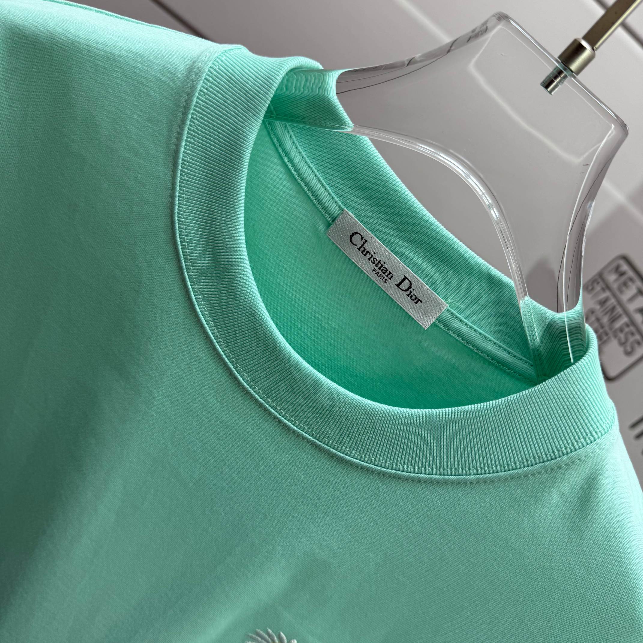 Dior # Dio* 克里斯蒂迪奥 2026春夏新款 字母简约刺绣工艺 简约大方 定制双纱平纹纯棉面料 短袖T恤