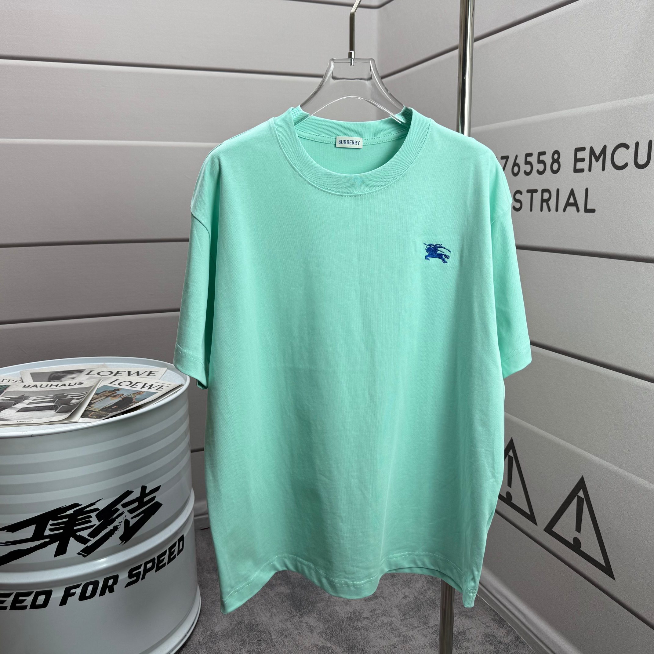 Burberry # BBR 巴宝*莉 2026春夏款 简约战马刺绣工艺 定制双纱平纹纯棉面料 短袖T恤