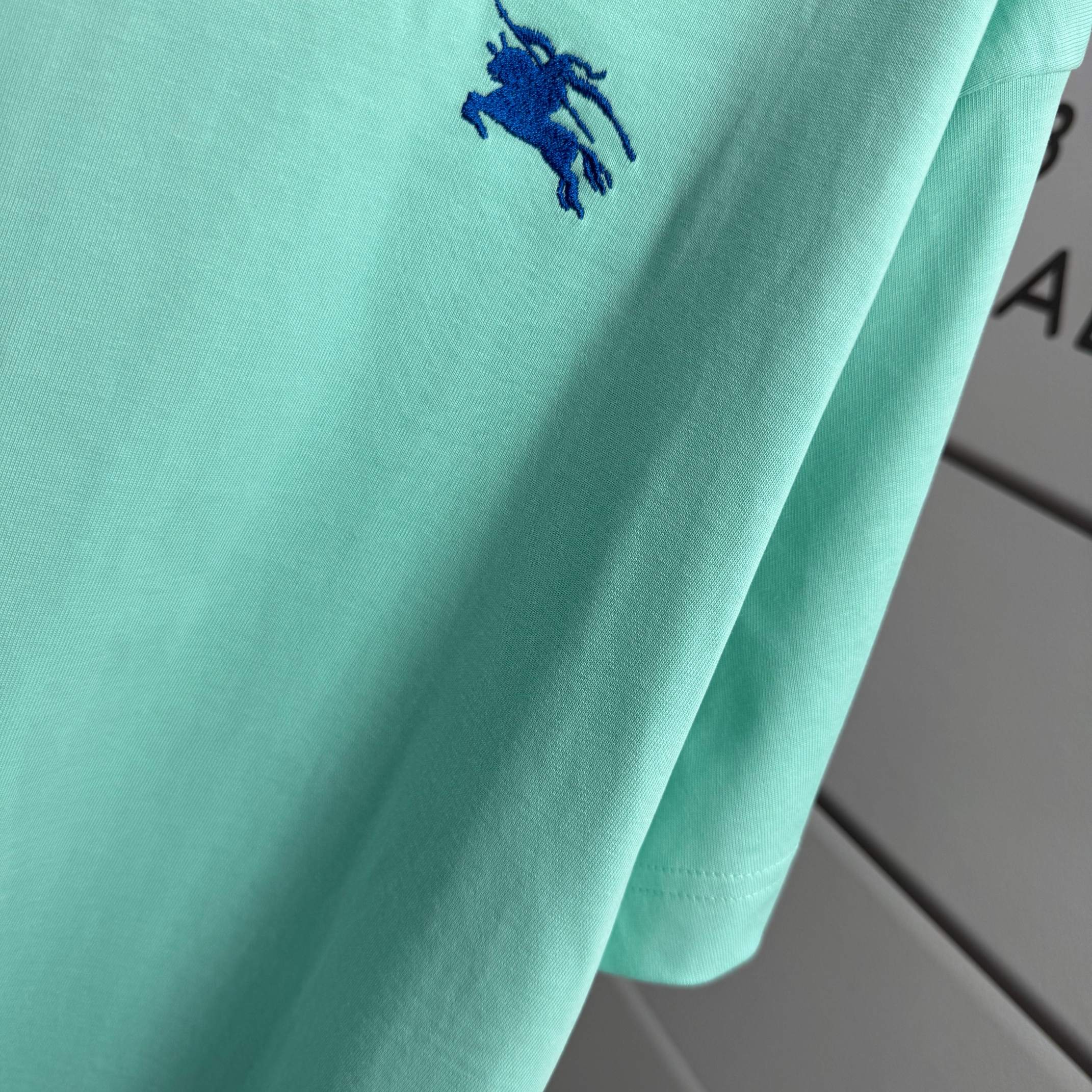 Burberry # BBR 巴宝*莉 2026春夏款 简约战马刺绣工艺 定制双纱平纹纯棉面料 短袖T恤