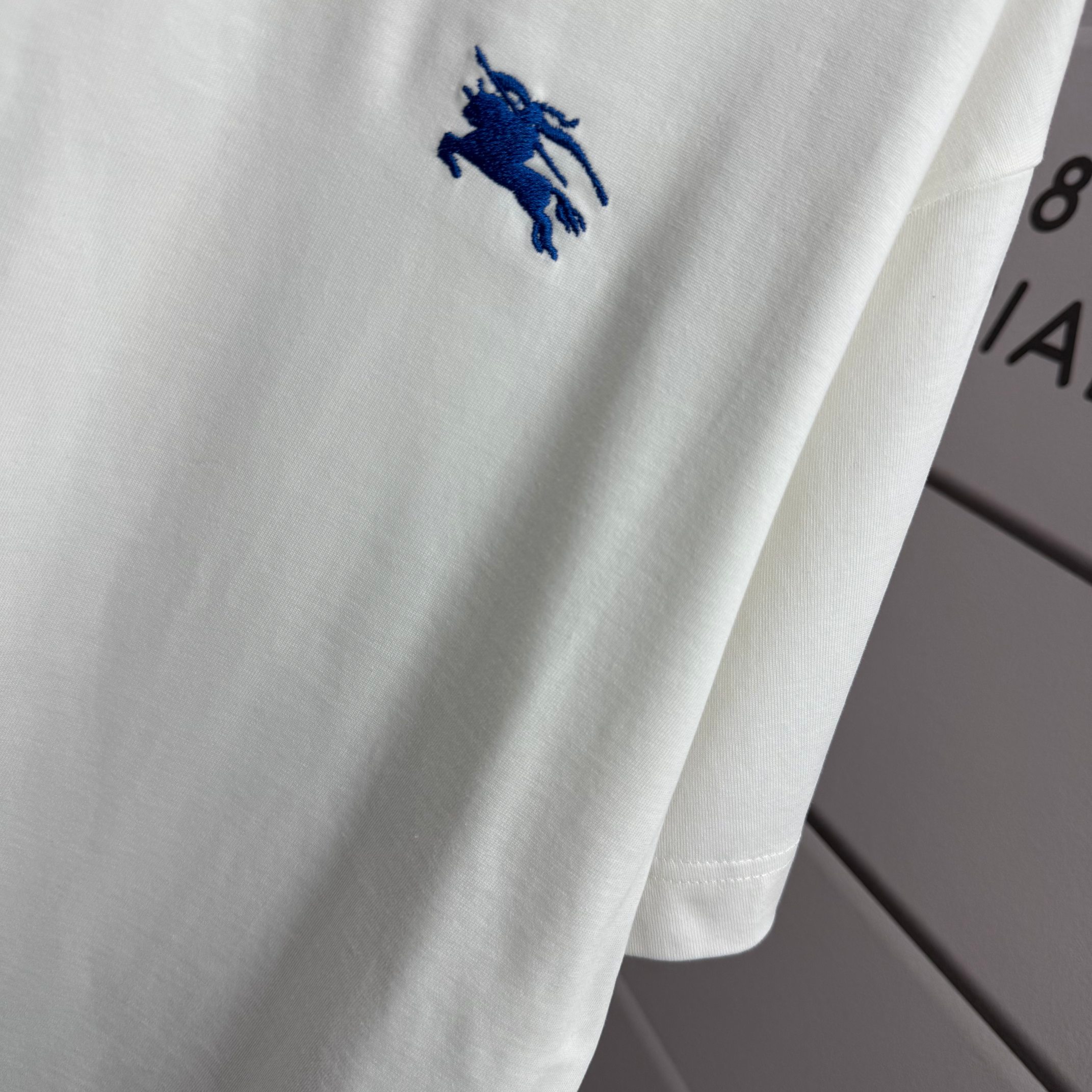 Burberry # BBR 巴宝*莉 2026春夏款 简约战马刺绣工艺 定制双纱平纹纯棉面料 短袖T恤