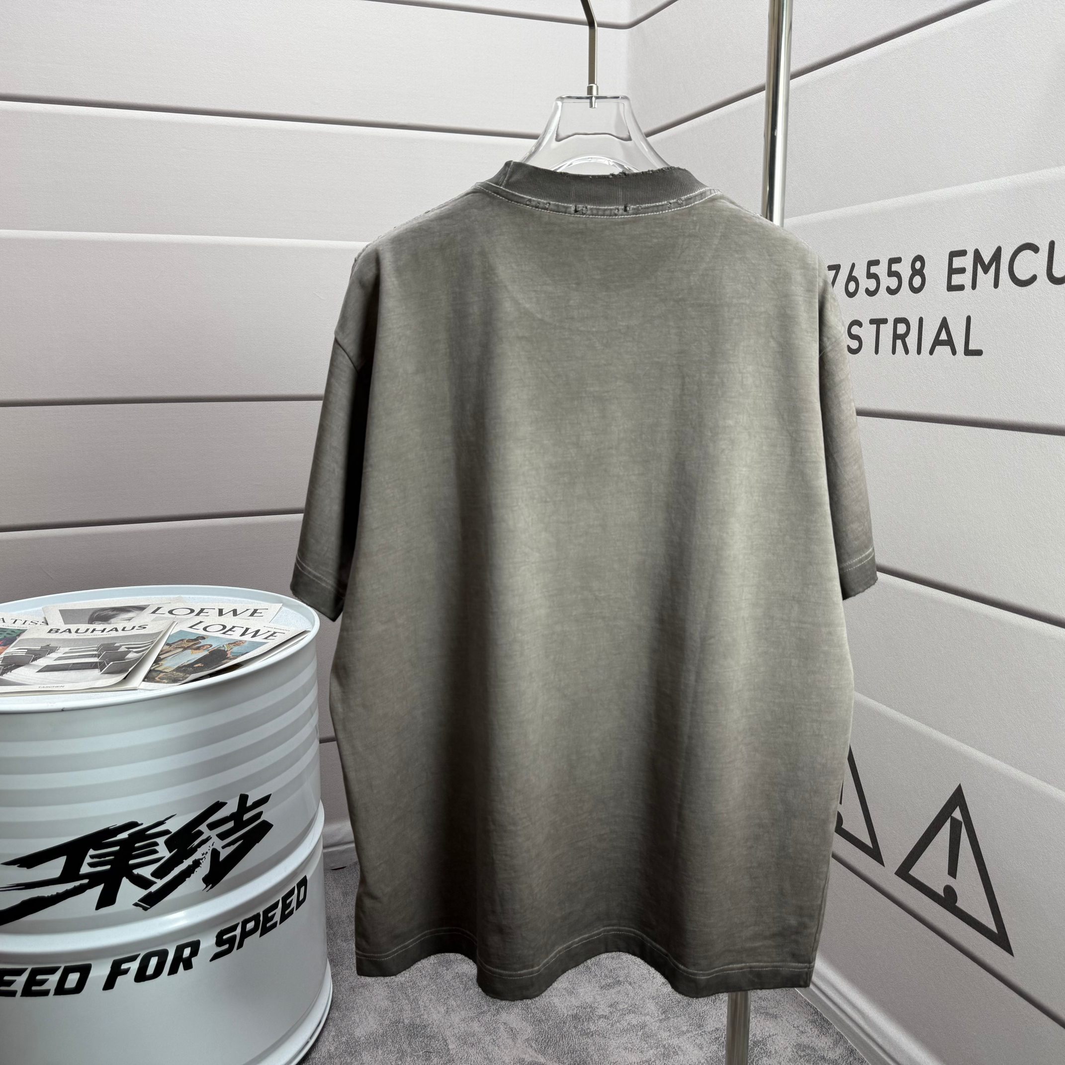 Balenciaga # 巴黎世* Balenciag*2026春夏新款 洗水磨破320克圆领短袖tee 宽松版