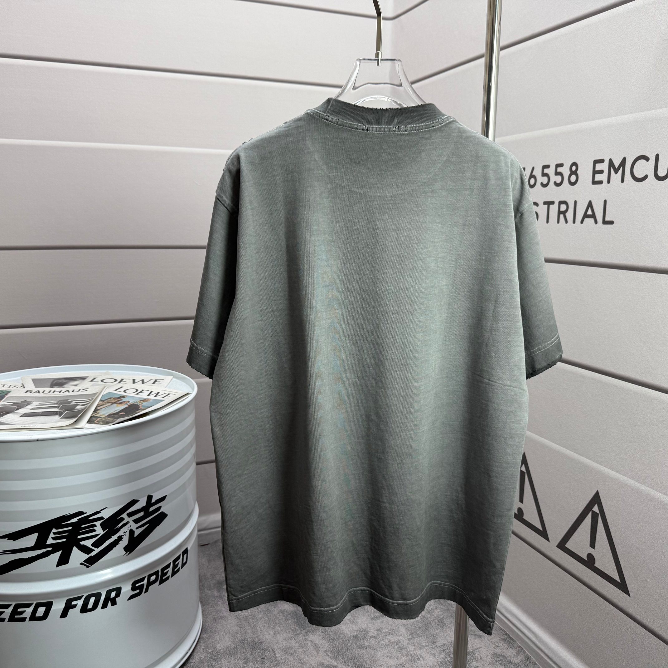 Balenciaga # 巴黎世* Balenciag*2026春夏新款 洗水磨破320克圆领短袖tee 宽松版