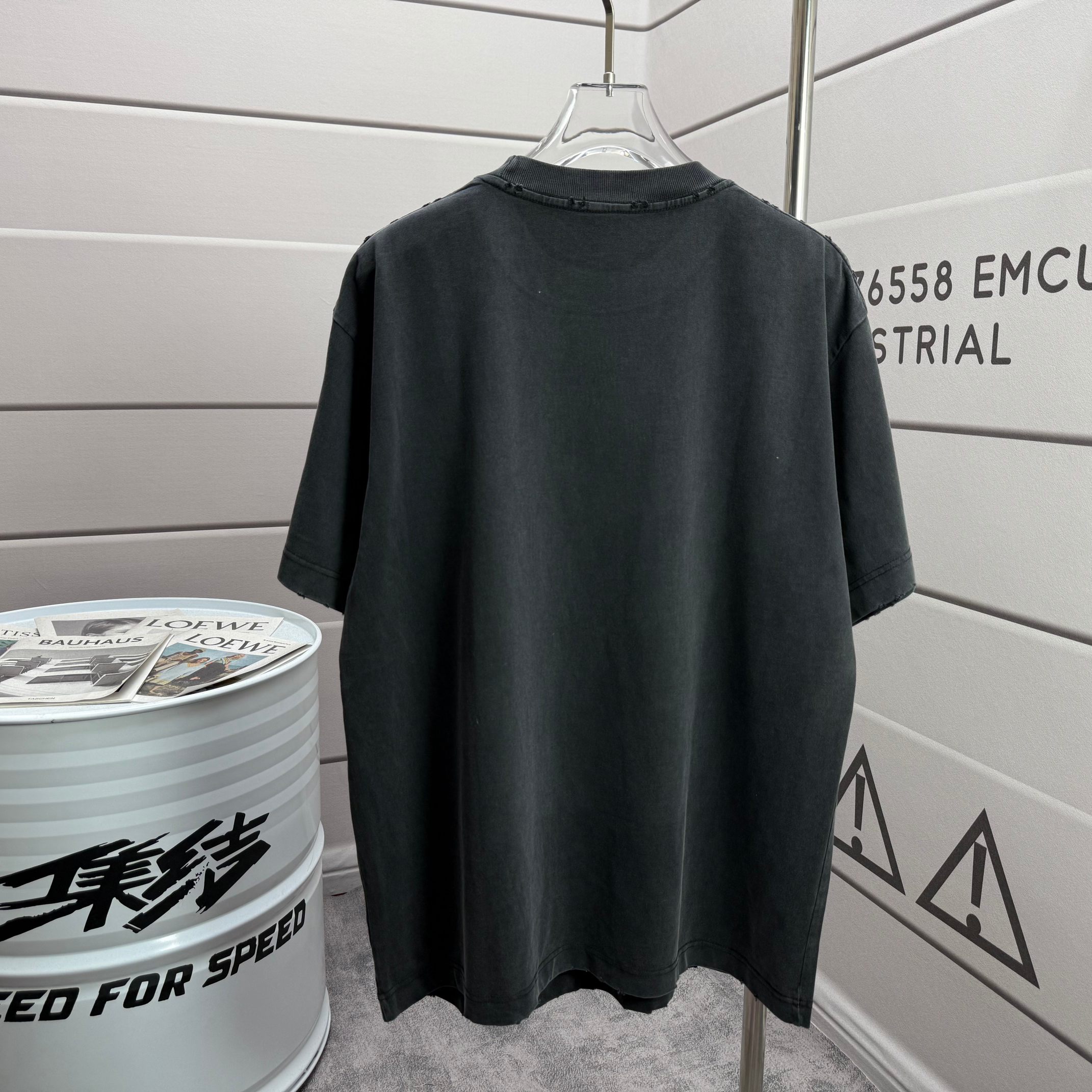 Balenciaga # 巴黎世* Balenciag*2026春夏新款 洗水磨破320克圆领短袖tee 宽松版