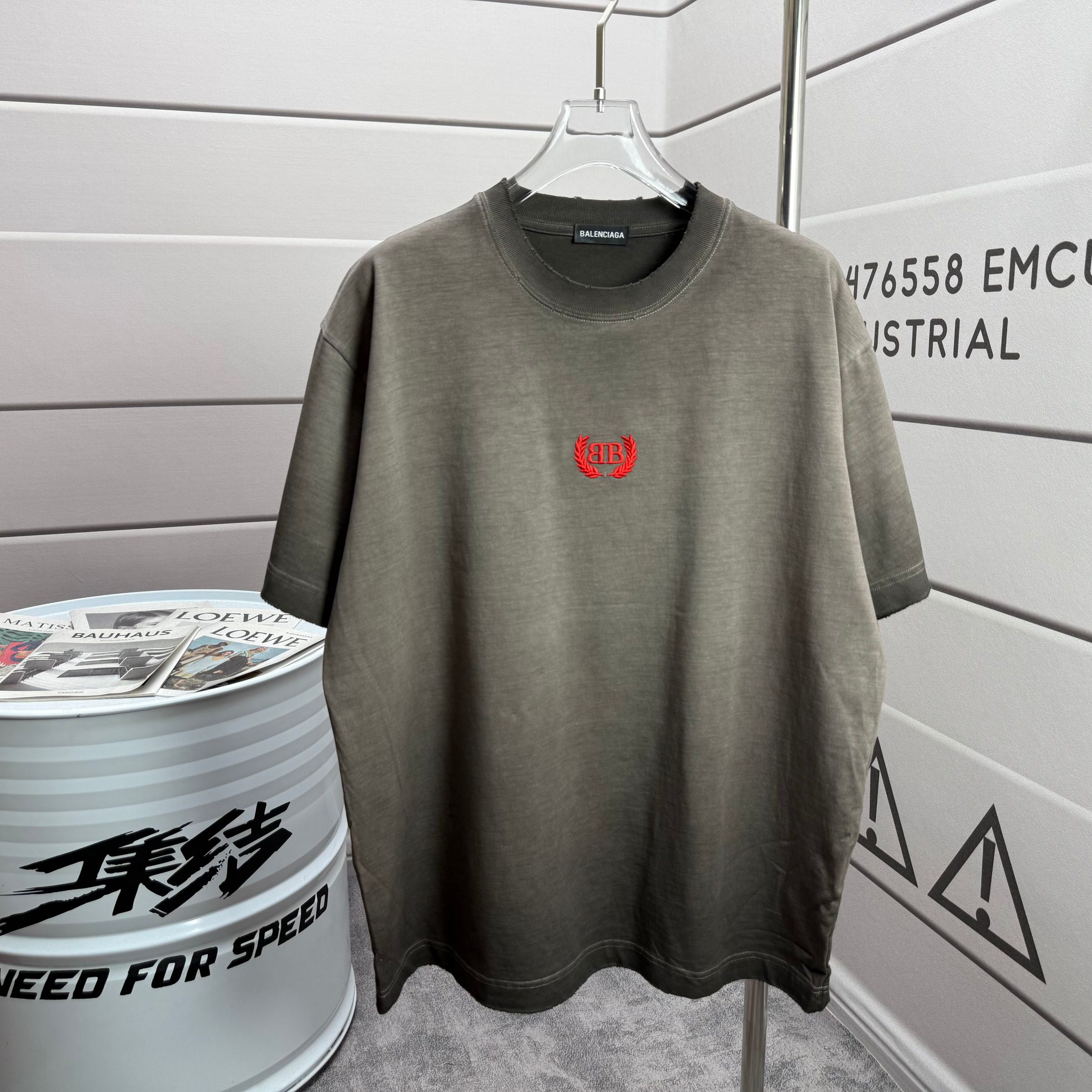 Balenciaga # 巴黎世* Balenciag*2026春夏新款 洗水磨破320克圆领短袖tee 宽松版